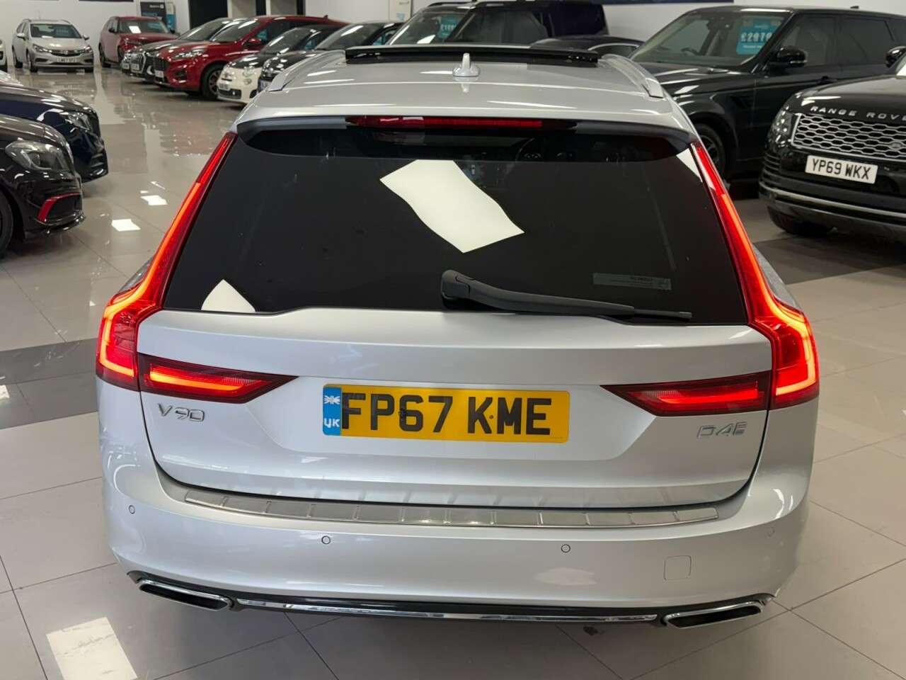 A 2017 VOLVO V90 2.0 D4 Inscription Estate 5dr Diesel Auto Euro 6 (s/s) (190 ps) A 2017 VOLVO V90 2.0 D4 Inscription Estate 5dr Diesel Auto Euro 6 (s/s) (190 ps)