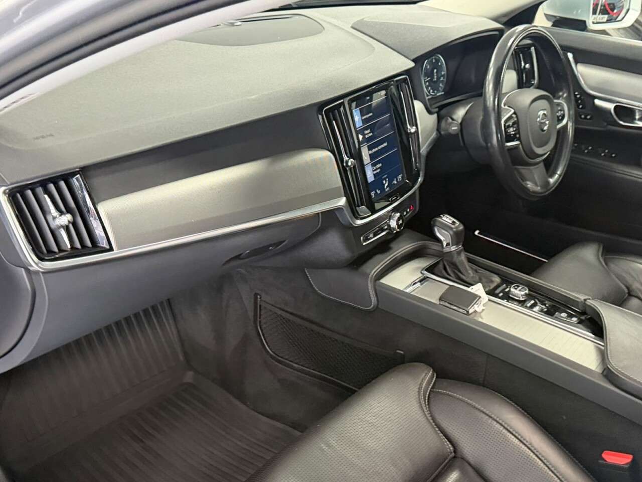 2017 VOLVO V90 2017 VOLVO V90