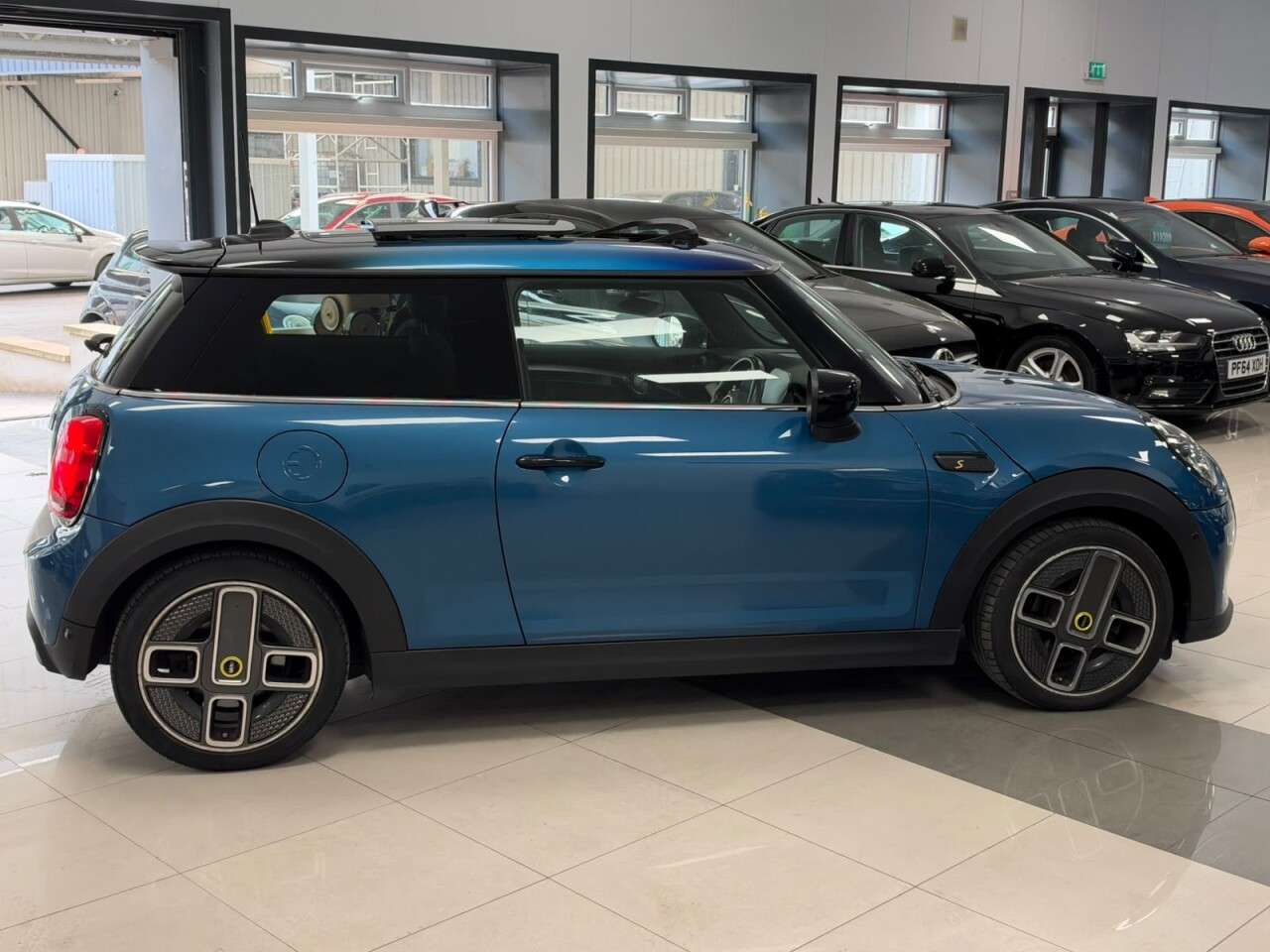 A 2021 MINI ELECTRIC HATCH Cooper SE 32.6kWh Collection Edition Hatchback 3dr Electric Auto (184 ps) A 2021 MINI ELECTRIC HATCH Cooper SE 32.6kWh Collection Edition Hatchback 3dr Electric Auto (184 ps)