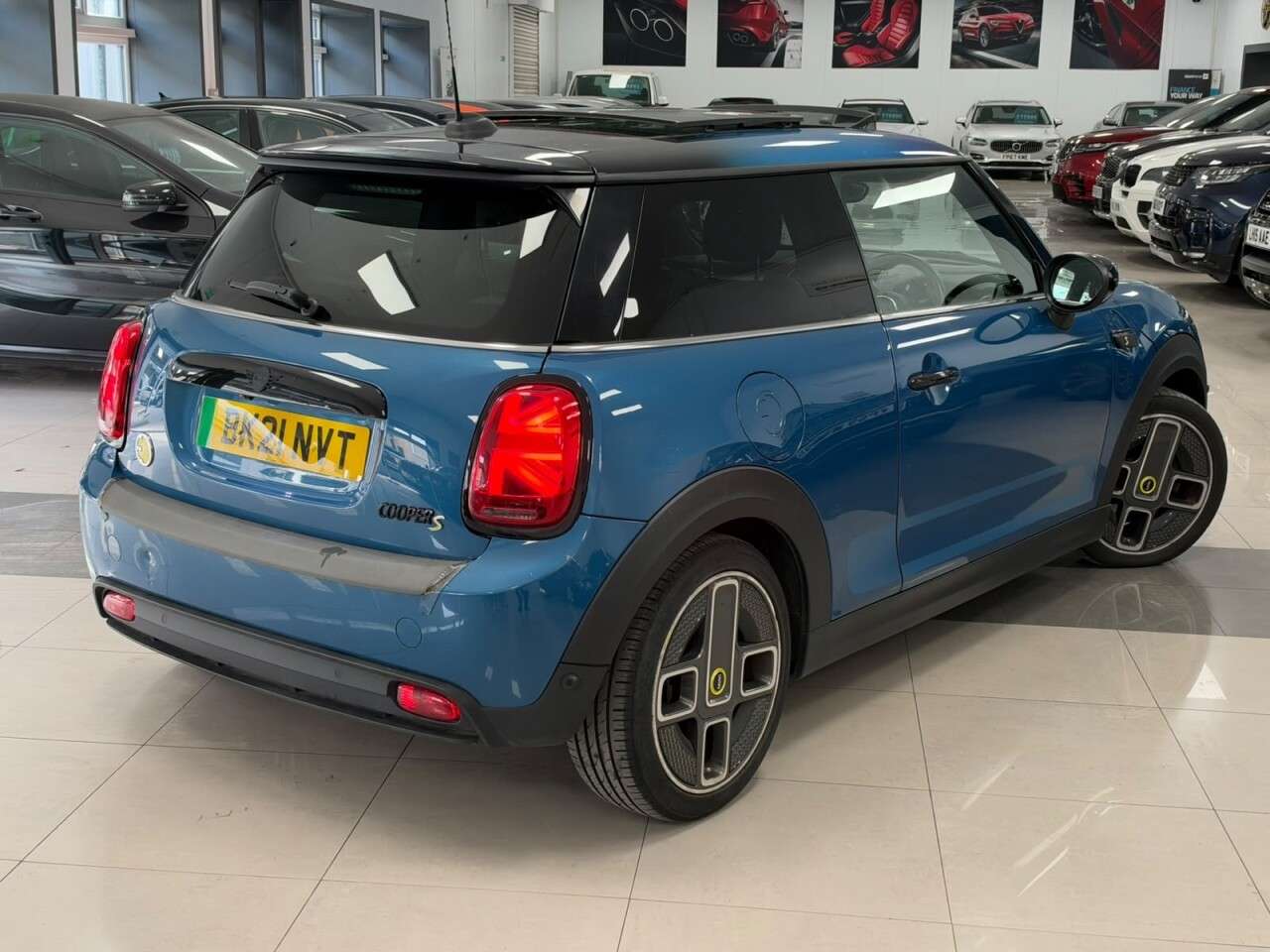 A 2021 MINI ELECTRIC HATCH Cooper SE 32.6kWh Collection Edition Hatchback 3dr Electric Auto (184 ps) A 2021 MINI ELECTRIC HATCH Cooper SE 32.6kWh Collection Edition Hatchback 3dr Electric Auto (184 ps)