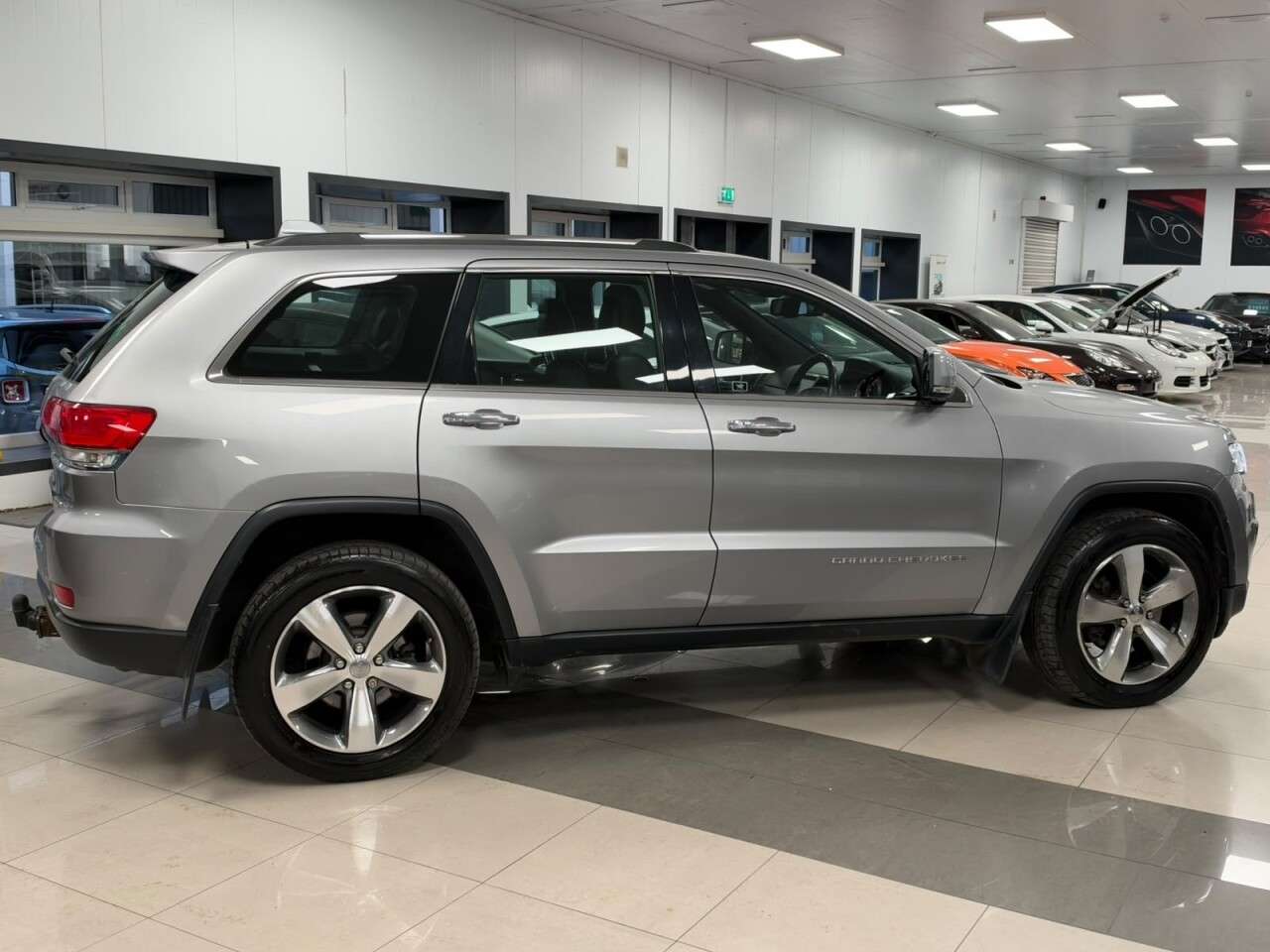 A 2015 JEEP GRAND CHEROKEE 3.0 V6 CRD Limited Plus SUV 5dr Diesel Auto 4WD Euro 5 (247 bhp) A 2015 JEEP GRAND CHEROKEE 3.0 V6 CRD Limited Plus SUV 5dr Diesel Auto 4WD Euro 5 (247 bhp)