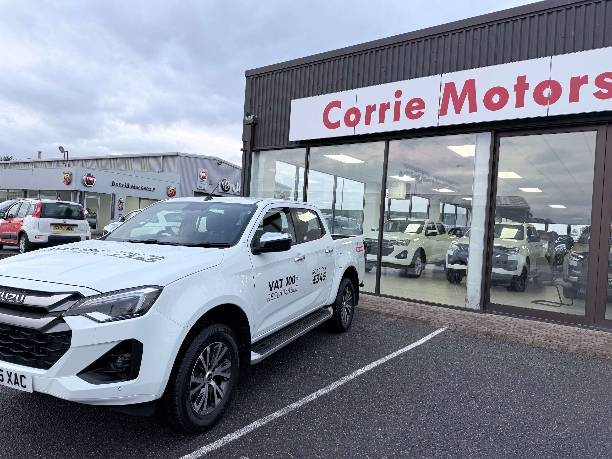 A 2025 ISUZU D-MAX 1.9 TD DL40 Pickup Double Cab 4dr Diesel Manual 4WD Euro 6 (s/s) (164 ps) A 2025 ISUZU D-MAX 1.9 TD DL40 Pickup Double Cab 4dr Diesel Manual 4WD Euro 6 (s/s) (164 ps)