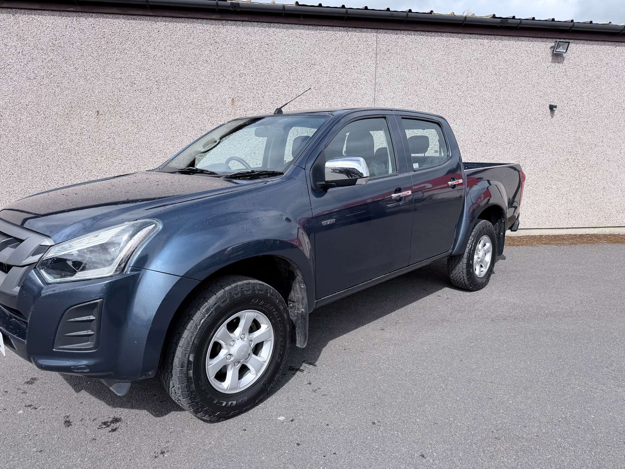 A 2017 ISUZU D-MAX 1.9 TD Eiger Pickup Double Cab 4dr Diesel Auto 4WD Euro 6 (164 ps) A 2017 ISUZU D-MAX 1.9 TD Eiger Pickup Double Cab 4dr Diesel Auto 4WD Euro 6 (164 ps)