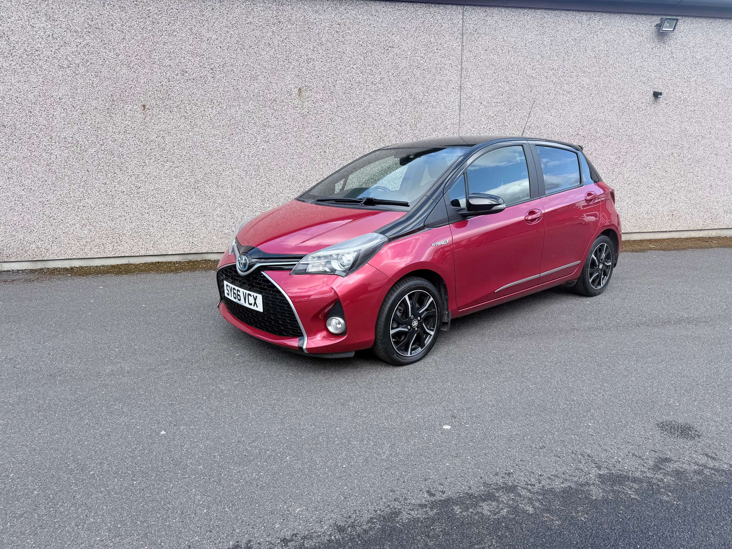 A 2016 TOYOTA YARIS 1.5 VVT-h Design Hatchback 5dr Petrol Hybrid E-CVT Euro 6 (101 ps) A 2016 TOYOTA YARIS 1.5 VVT-h Design Hatchback 5dr Petrol Hybrid E-CVT Euro 6 (101 ps)