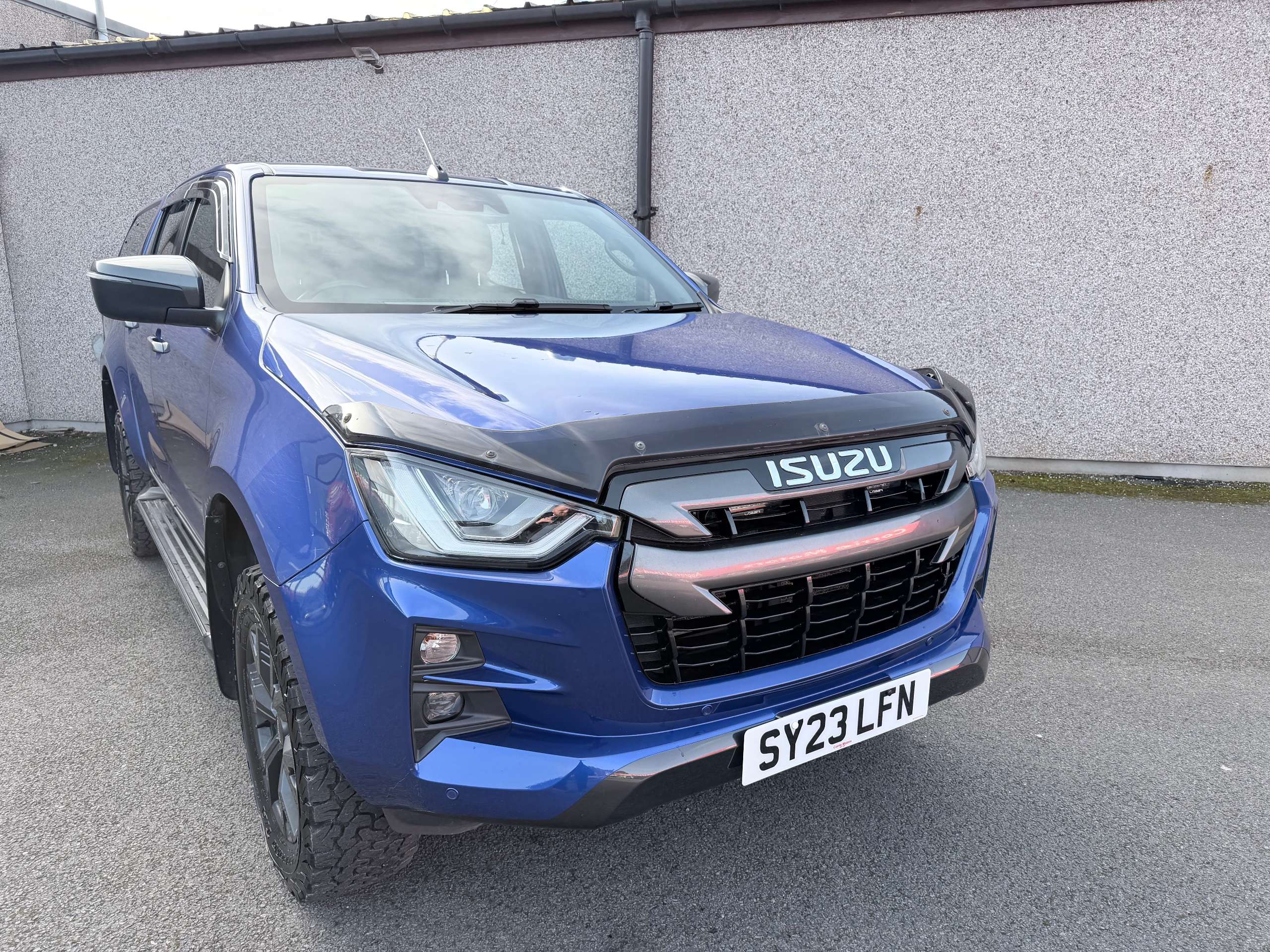 A 2023 ISUZU D-MAX 1.9 TD V-Cross Pickup Double Cab 4dr Diesel Auto 4WD Euro 6 (s/s) (164 ps) A 2023 ISUZU D-MAX 1.9 TD V-Cross Pickup Double Cab 4dr Diesel Auto 4WD Euro 6 (s/s) (164 ps)