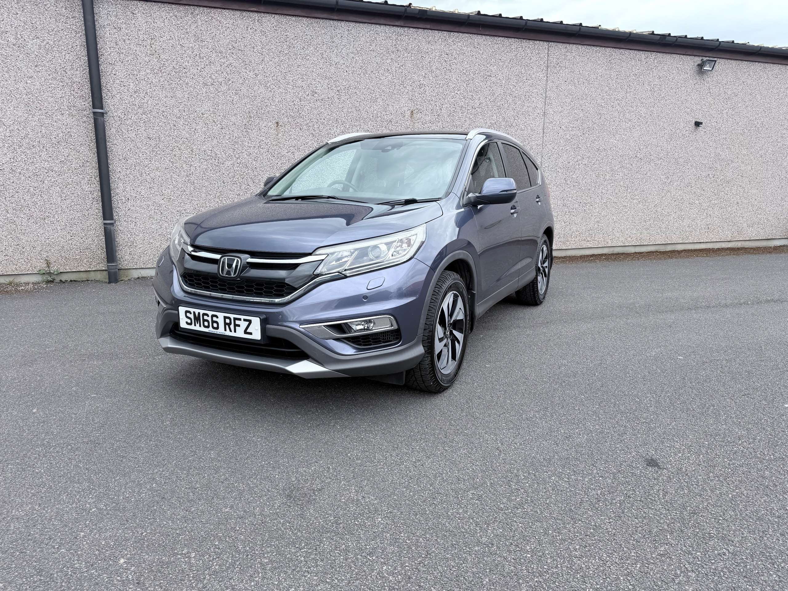 A 2017 HONDA CR-V 1.6 i-DTEC EX SUV 5dr Diesel Manual 4WD Euro 6 (s/s) (160 ps) A 2017 HONDA CR-V 1.6 i-DTEC EX SUV 5dr Diesel Manual 4WD Euro 6 (s/s) (160 ps)