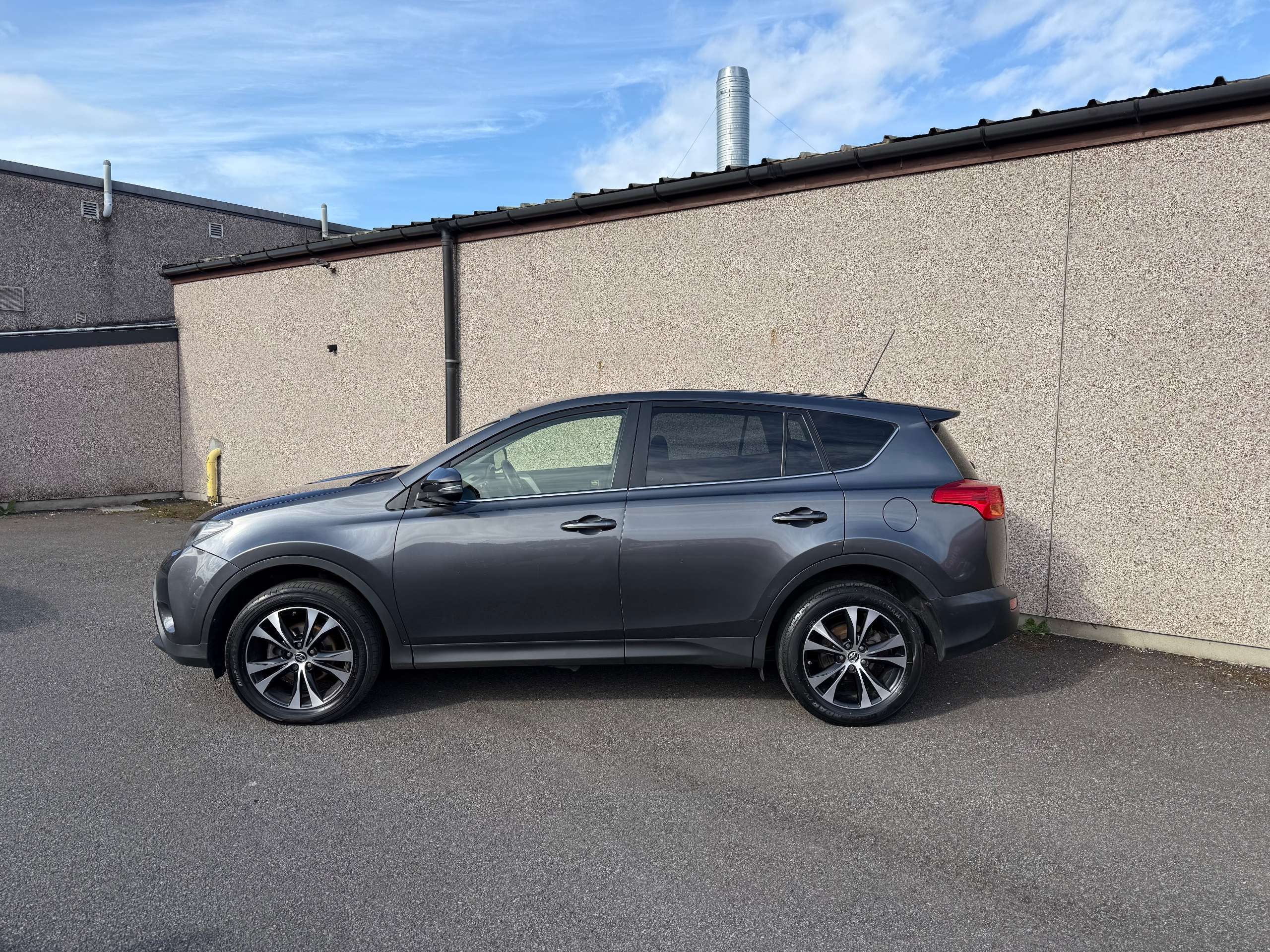 A 2015 TOYOTA RAV4 2.0 D-4D Icon SUV 5dr Diesel Manual 4WD Euro 5 (s/s) (124 ps) A 2015 TOYOTA RAV4 2.0 D-4D Icon SUV 5dr Diesel Manual 4WD Euro 5 (s/s) (124 ps)