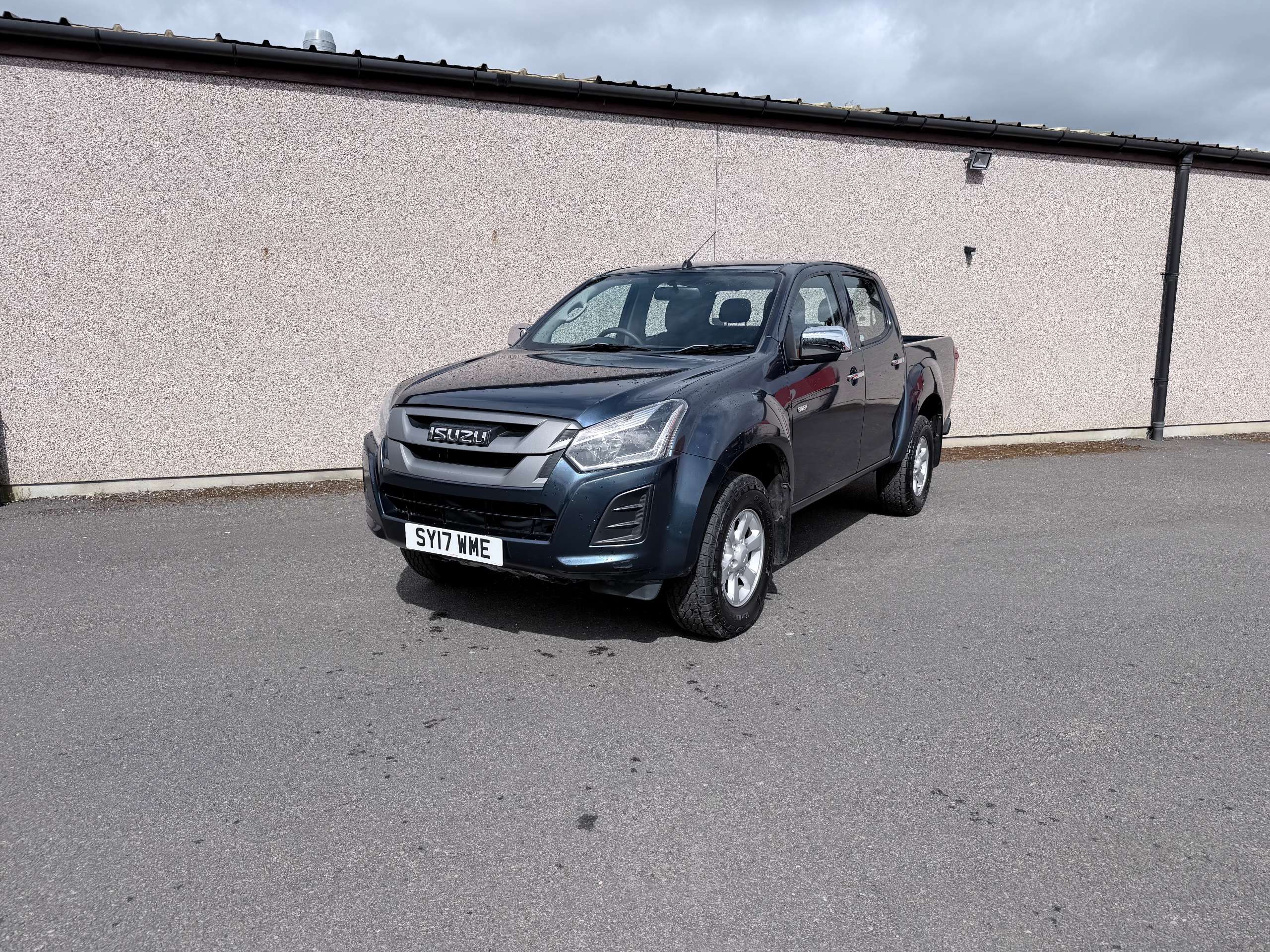 A 2017 ISUZU D-MAX 1.9 TD Eiger Pickup Double Cab 4dr Diesel Auto 4WD Euro 6 (164 ps) A 2017 ISUZU D-MAX 1.9 TD Eiger Pickup Double Cab 4dr Diesel Auto 4WD Euro 6 (164 ps)