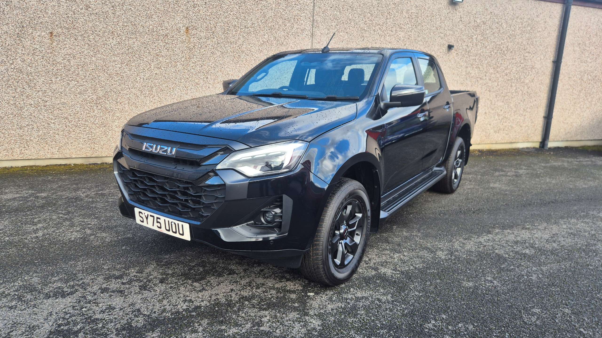 A 2025 ISUZU D-MAX 1.9 TD V-Cross Pickup Double Cab 4dr Diesel Manual 4WD Euro 6 (s/s) (164 ps) A 2025 ISUZU D-MAX 1.9 TD V-Cross Pickup Double Cab 4dr Diesel Manual 4WD Euro 6 (s/s) (164 ps)