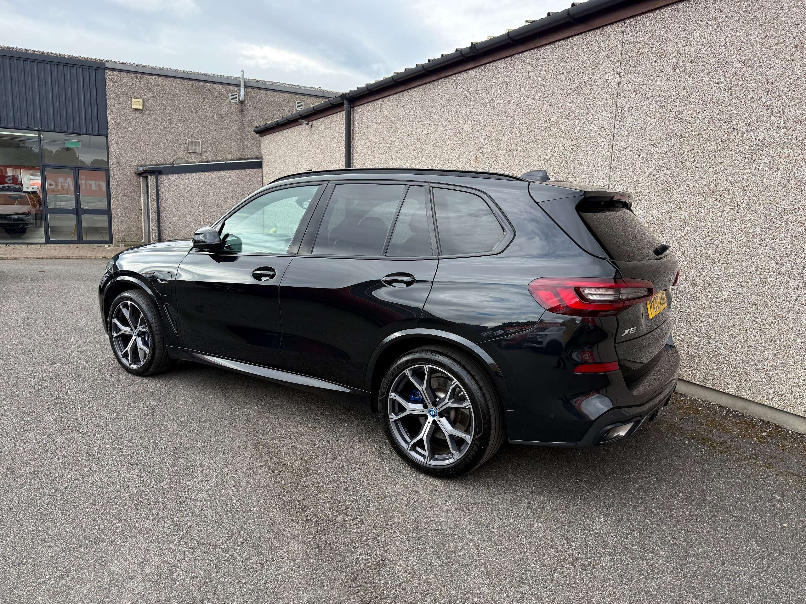 A 2022 BMW X5 3.0 45e 24kWh M Sport SUV 5dr Petrol Plug-in Hybrid Auto xDrive Euro 6 (s/s) (394 ps) A 2022 BMW X5 3.0 45e 24kWh M Sport SUV 5dr Petrol Plug-in Hybrid Auto xDrive Euro 6 (s/s) (394 ps)