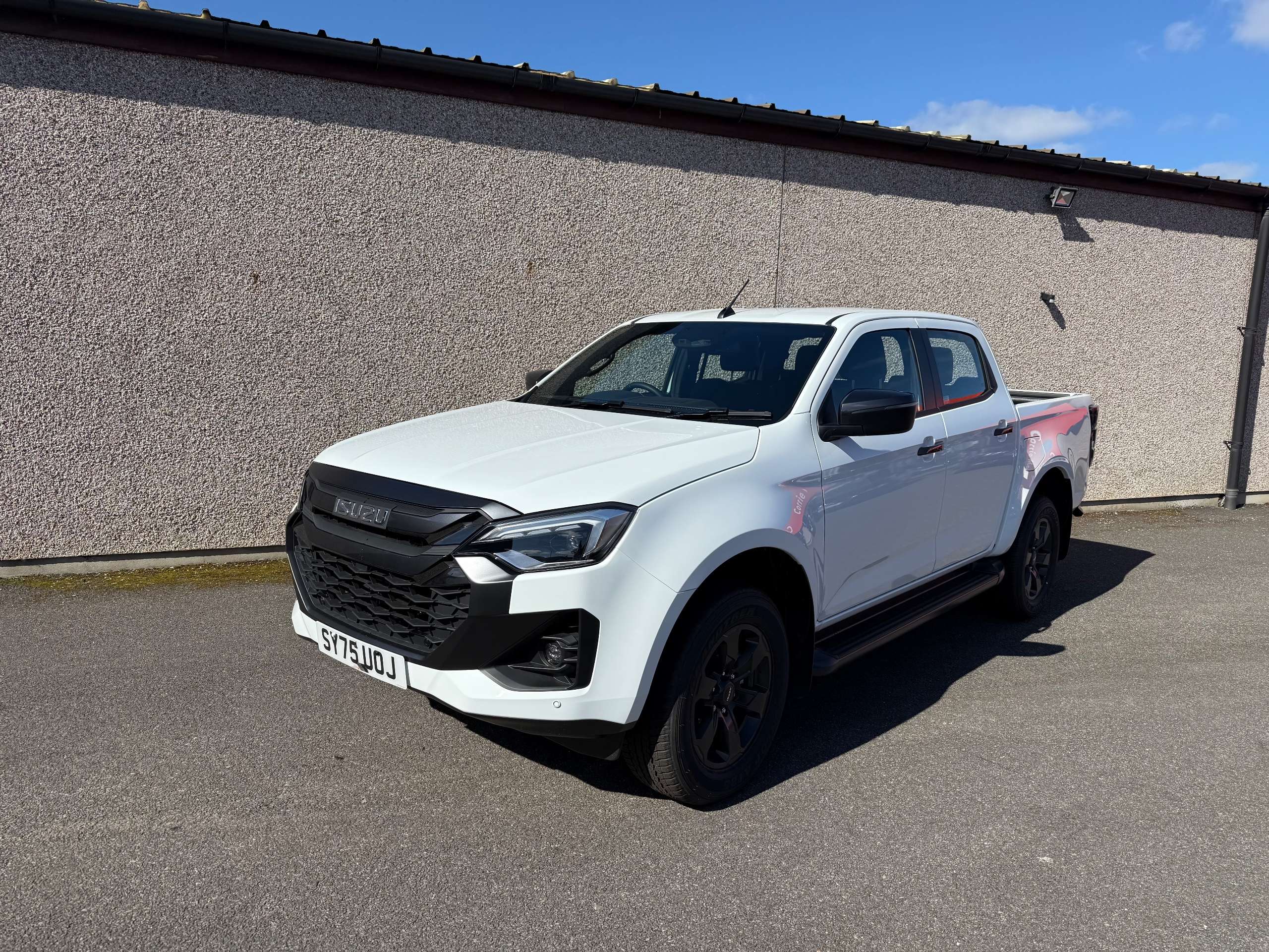 A 2025 ISUZU D-MAX 1.9 TD V-Cross Pickup Double Cab 4dr Diesel Manual 4WD Euro 6 (s/s) (164 ps) A 2025 ISUZU D-MAX 1.9 TD V-Cross Pickup Double Cab 4dr Diesel Manual 4WD Euro 6 (s/s) (164 ps)