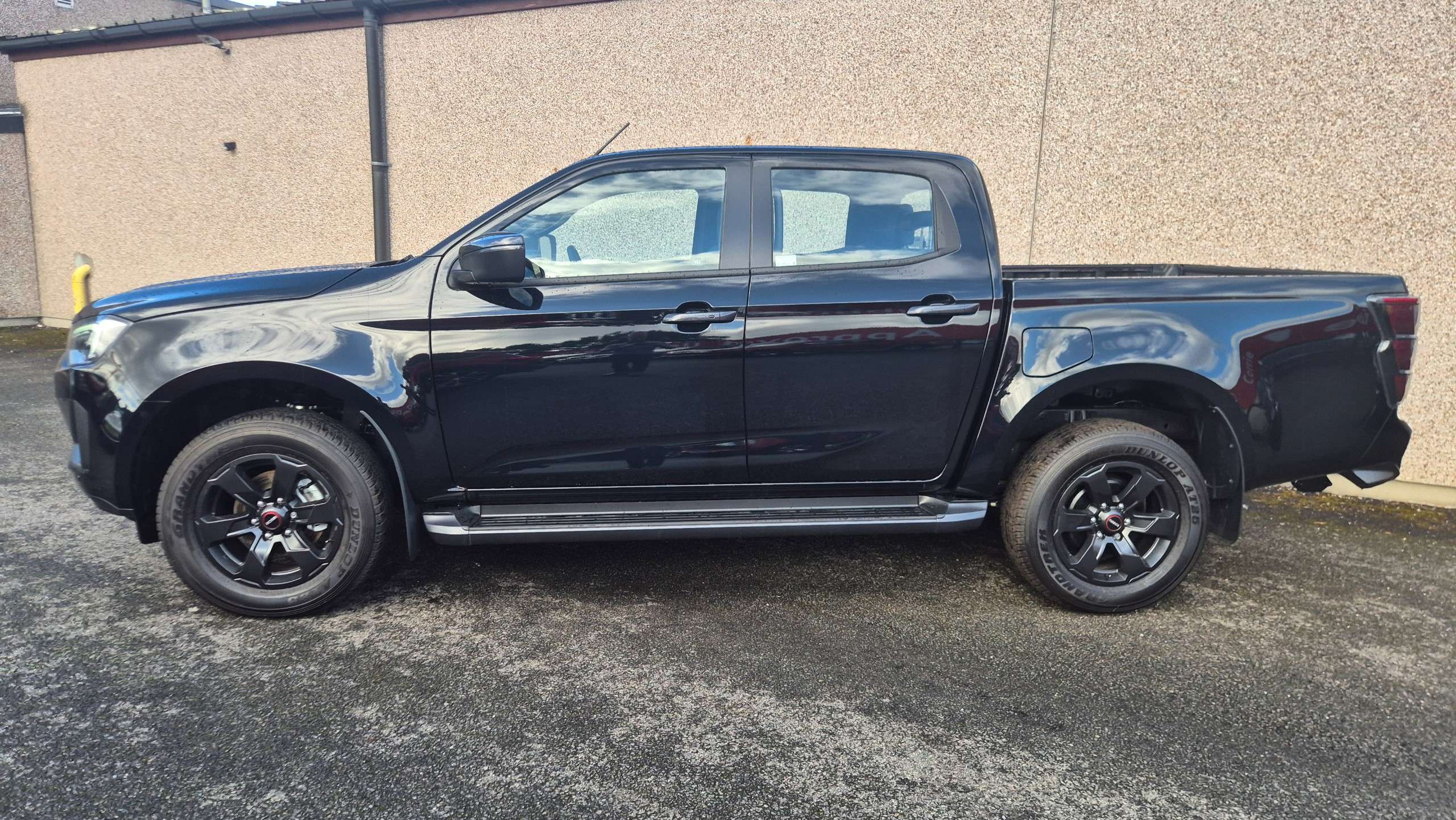 A 2025 ISUZU D-MAX 1.9 TD V-Cross Pickup Double Cab 4dr Diesel Manual 4WD Euro 6 (s/s) (164 ps) A 2025 ISUZU D-MAX 1.9 TD V-Cross Pickup Double Cab 4dr Diesel Manual 4WD Euro 6 (s/s) (164 ps)