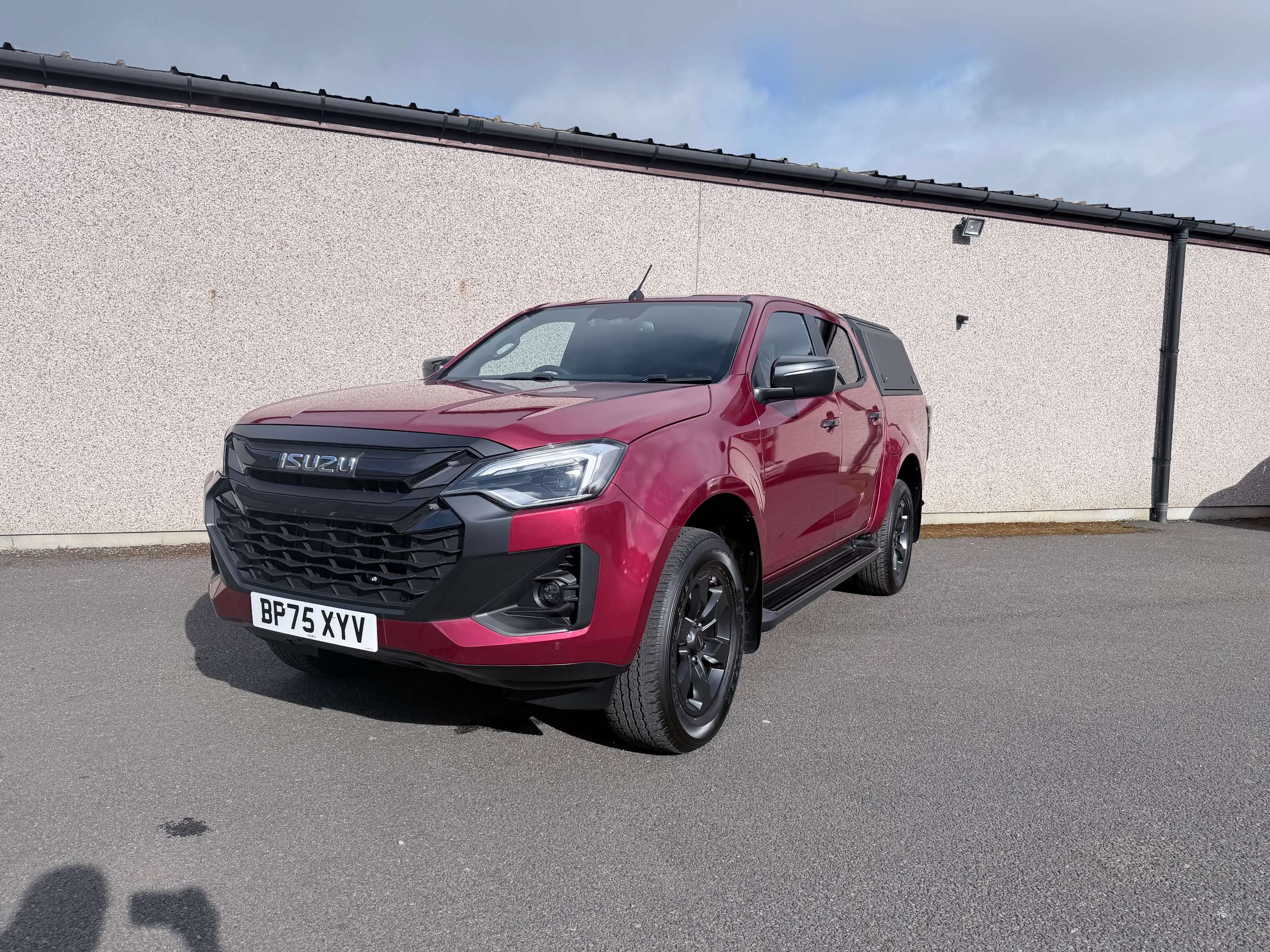 A 2025 ISUZU D-MAX 1.9 TD V-Cross Commercial Pickup 4dr Diesel Auto 4WD Euro 6 (s/s) (164 ps) A 2025 ISUZU D-MAX 1.9 TD V-Cross Commercial Pickup 4dr Diesel Auto 4WD Euro 6 (s/s) (164 ps)
