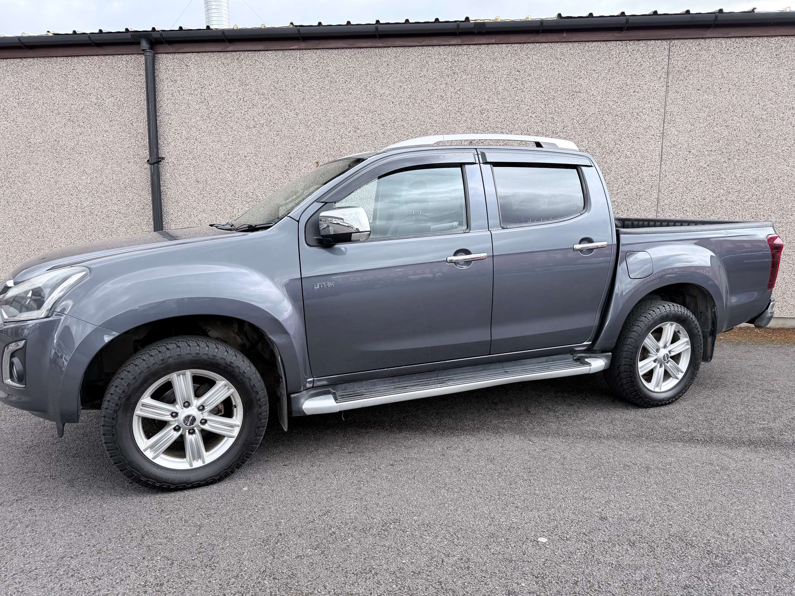 A 2020 ISUZU D-MAX 1.9 TD Utah Pickup Double Cab 4dr Diesel Manual 4WD Euro 6 (164 ps) A 2020 ISUZU D-MAX 1.9 TD Utah Pickup Double Cab 4dr Diesel Manual 4WD Euro 6 (164 ps)