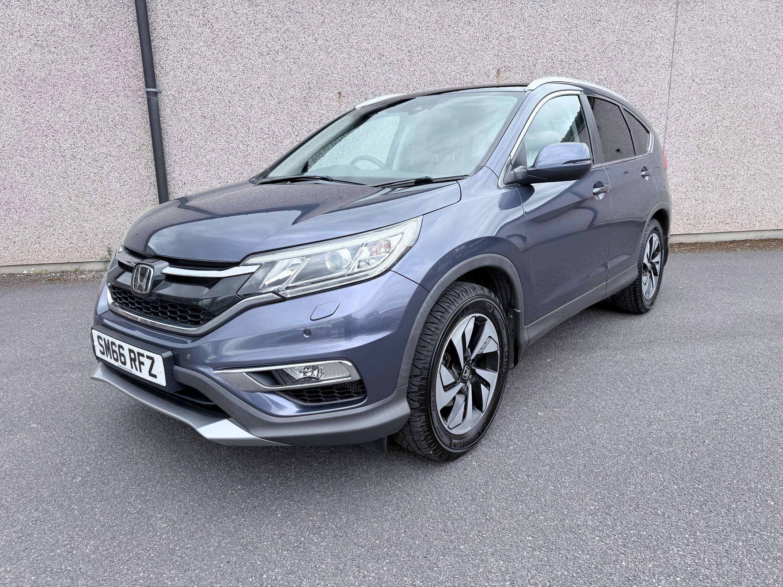 A 2017 HONDA CR-V 1.6 i-DTEC EX SUV 5dr Diesel Manual 4WD Euro 6 (s/s) (160 ps) A 2017 HONDA CR-V 1.6 i-DTEC EX SUV 5dr Diesel Manual 4WD Euro 6 (s/s) (160 ps)