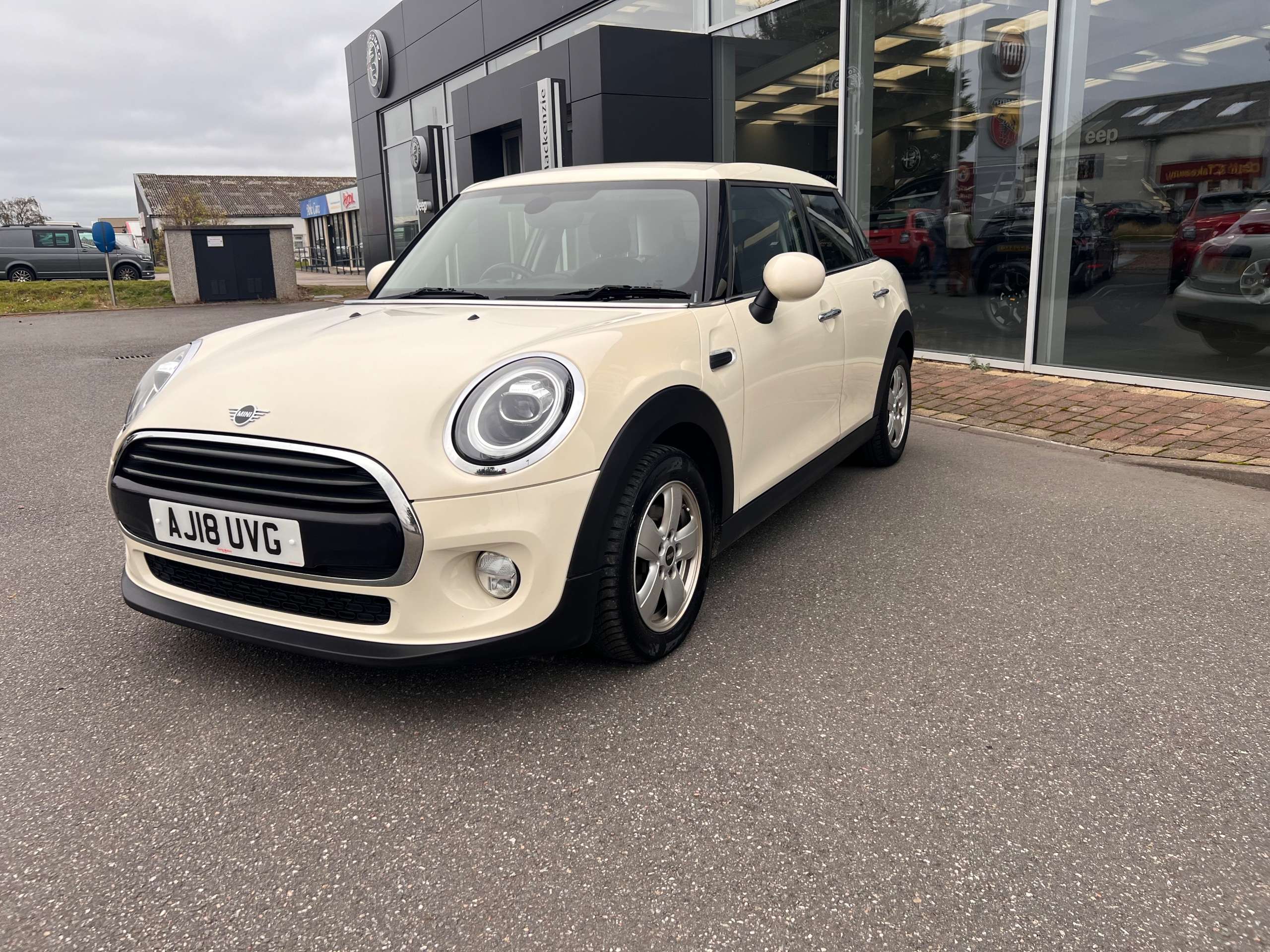 A 2018 MINI HATCH 1.5 Cooper Hatchback 5dr Petrol Manual Euro 6 (s/s) (136 ps) A 2018 MINI HATCH 1.5 Cooper Hatchback 5dr Petrol Manual Euro 6 (s/s) (136 ps)