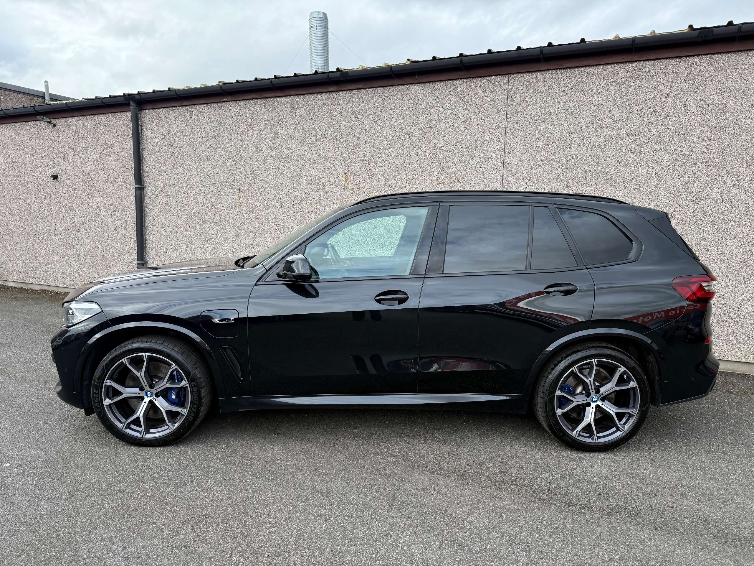A 2022 BMW X5 3.0 45e 24kWh M Sport SUV 5dr Petrol Plug-in Hybrid Auto xDrive Euro 6 (s/s) (394 ps) A 2022 BMW X5 3.0 45e 24kWh M Sport SUV 5dr Petrol Plug-in Hybrid Auto xDrive Euro 6 (s/s) (394 ps)