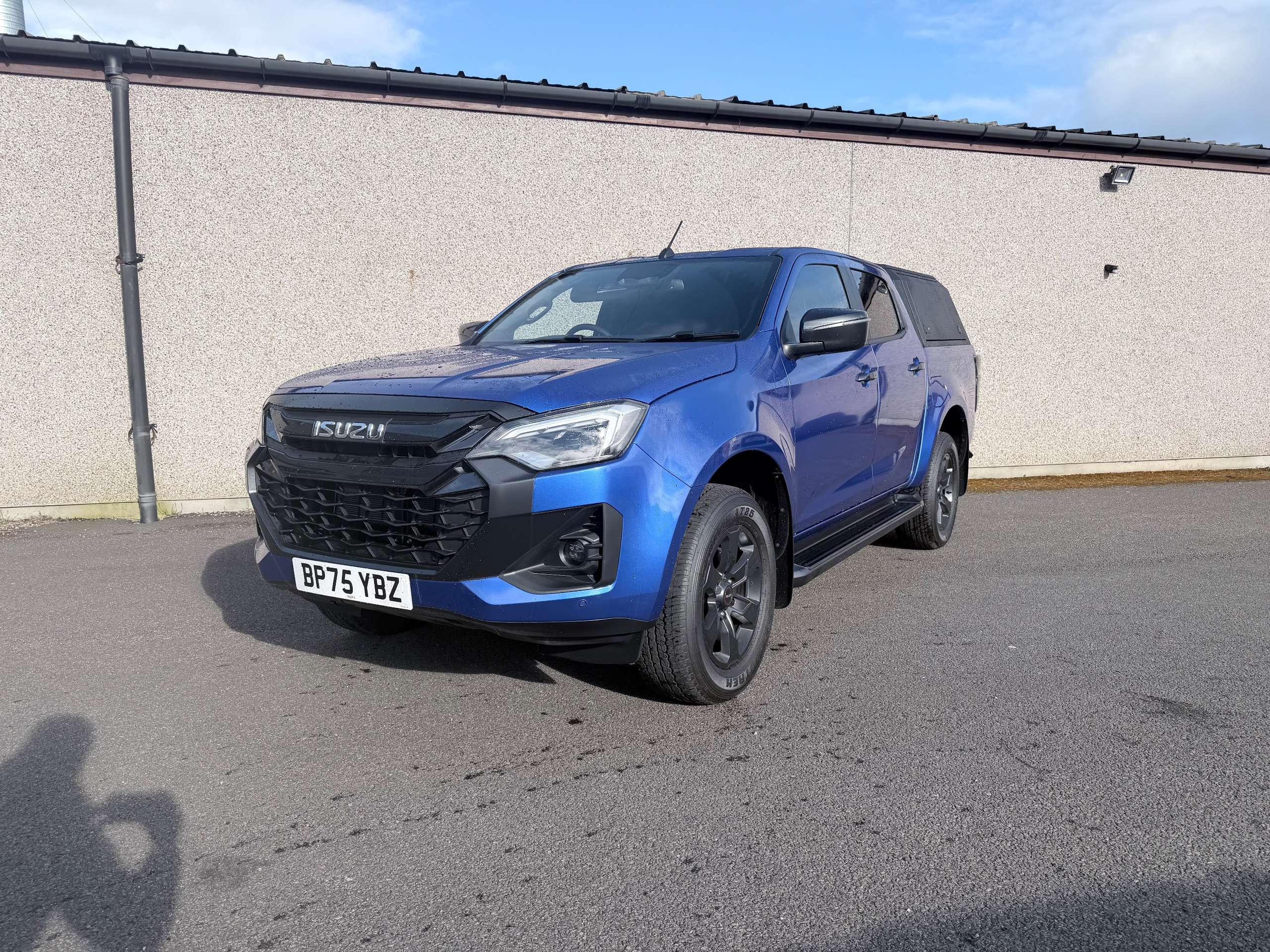 A 2025 ISUZU D-MAX 1.9 TD V-Cross Commercial Pickup 4dr Diesel Auto 4WD Euro 6 (s/s) (164 ps) A 2025 ISUZU D-MAX 1.9 TD V-Cross Commercial Pickup 4dr Diesel Auto 4WD Euro 6 (s/s) (164 ps)