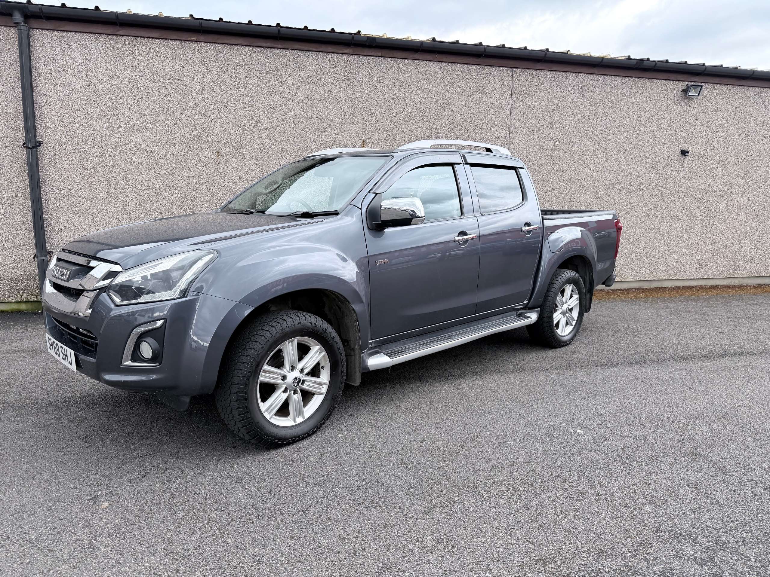 A 2020 ISUZU D-MAX 1.9 TD Utah Pickup Double Cab 4dr Diesel Manual 4WD Euro 6 (164 ps) A 2020 ISUZU D-MAX 1.9 TD Utah Pickup Double Cab 4dr Diesel Manual 4WD Euro 6 (164 ps)