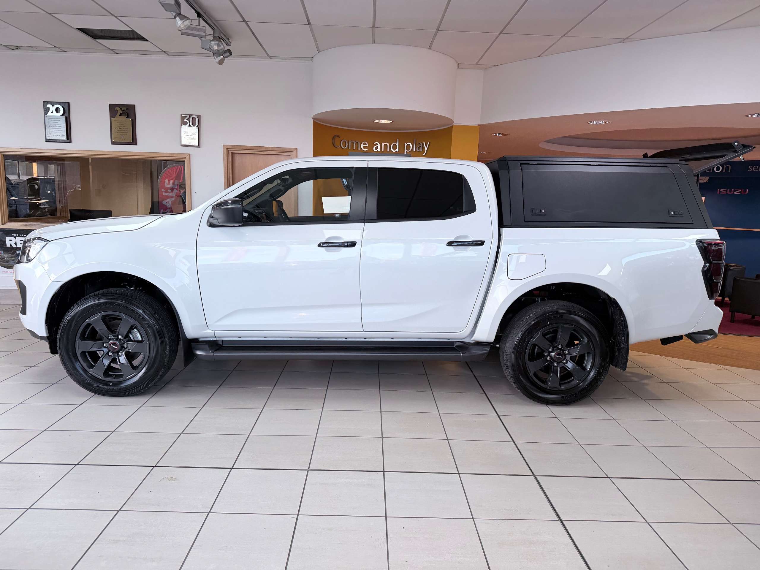 A 2025 ISUZU D-MAX 1.9 TD V-Cross Commercial Pickup 4dr Diesel Auto 4WD Euro 6 (s/s) (164 ps) A 2025 ISUZU D-MAX 1.9 TD V-Cross Commercial Pickup 4dr Diesel Auto 4WD Euro 6 (s/s) (164 ps)