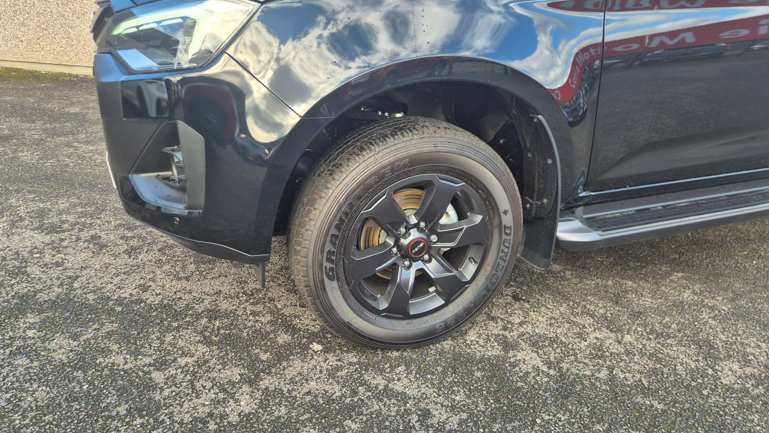 A 2025 ISUZU D-MAX 1.9 TD V-Cross Pickup Double Cab 4dr Diesel Manual 4WD Euro 6 (s/s) (164 ps) A 2025 ISUZU D-MAX 1.9 TD V-Cross Pickup Double Cab 4dr Diesel Manual 4WD Euro 6 (s/s) (164 ps)