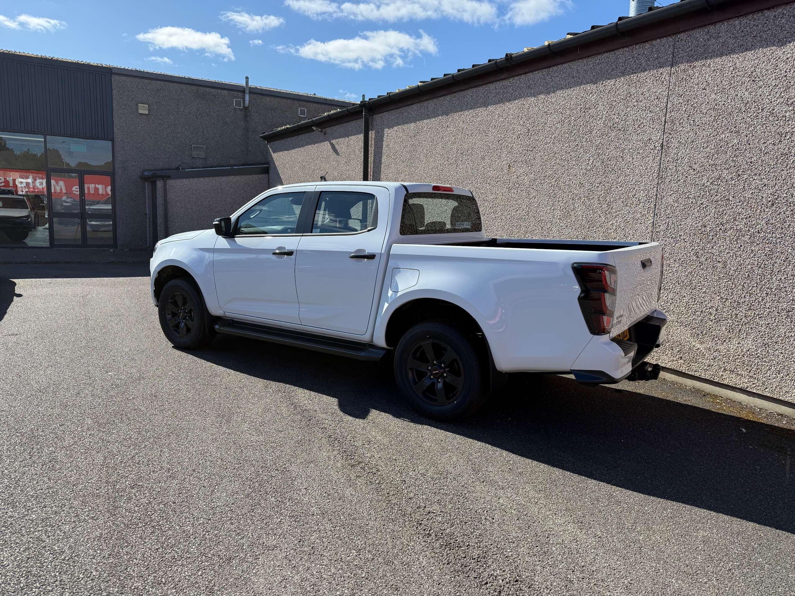 A 2025 ISUZU D-MAX 1.9 TD V-Cross Pickup Double Cab 4dr Diesel Manual 4WD Euro 6 (s/s) (164 ps) A 2025 ISUZU D-MAX 1.9 TD V-Cross Pickup Double Cab 4dr Diesel Manual 4WD Euro 6 (s/s) (164 ps)