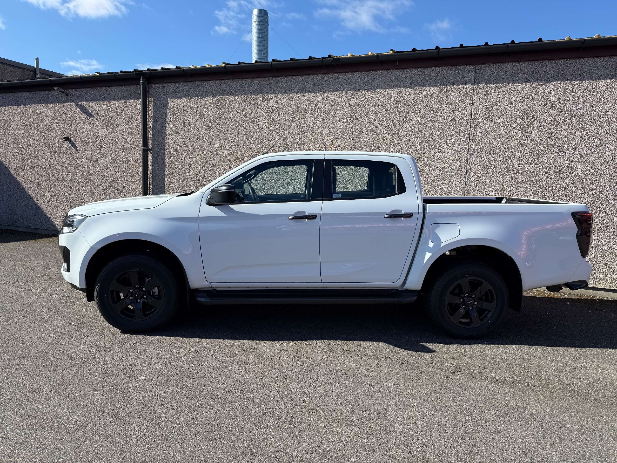 A 2025 ISUZU D-MAX 1.9 TD V-Cross Pickup Double Cab 4dr Diesel Manual 4WD Euro 6 (s/s) (164 ps) A 2025 ISUZU D-MAX 1.9 TD V-Cross Pickup Double Cab 4dr Diesel Manual 4WD Euro 6 (s/s) (164 ps)