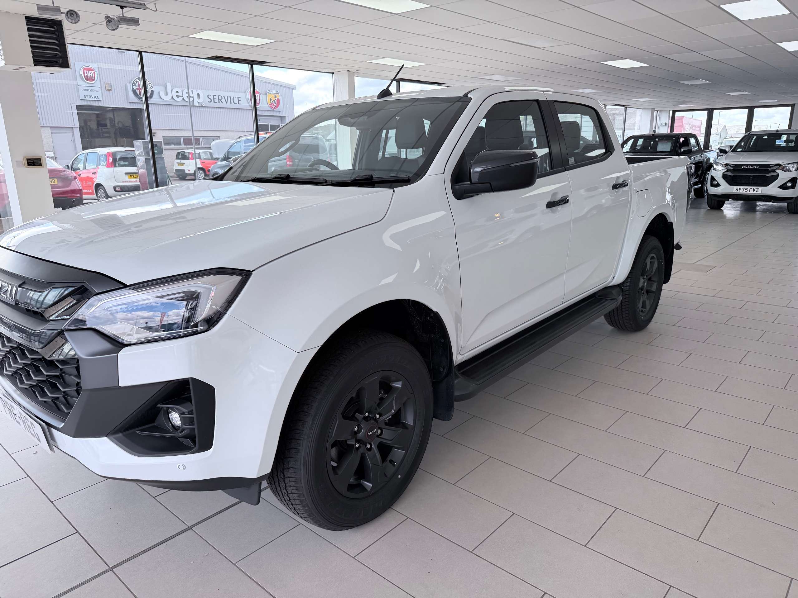 A 2025 ISUZU D-MAX 1.9 TD V-Cross Pickup Double Cab 4dr Diesel Manual 4WD Euro 6 (s/s) (164 ps) A 2025 ISUZU D-MAX 1.9 TD V-Cross Pickup Double Cab 4dr Diesel Manual 4WD Euro 6 (s/s) (164 ps)