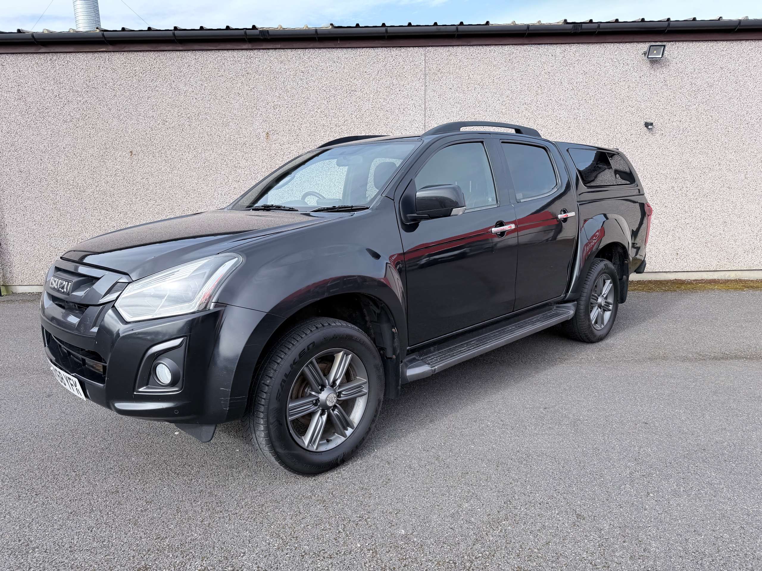 A 2018 ISUZU D-MAX 1.9 TD Blade Pickup Double Cab 4dr Diesel Manual 4WD Euro 6 (164 ps) A 2018 ISUZU D-MAX 1.9 TD Blade Pickup Double Cab 4dr Diesel Manual 4WD Euro 6 (164 ps)