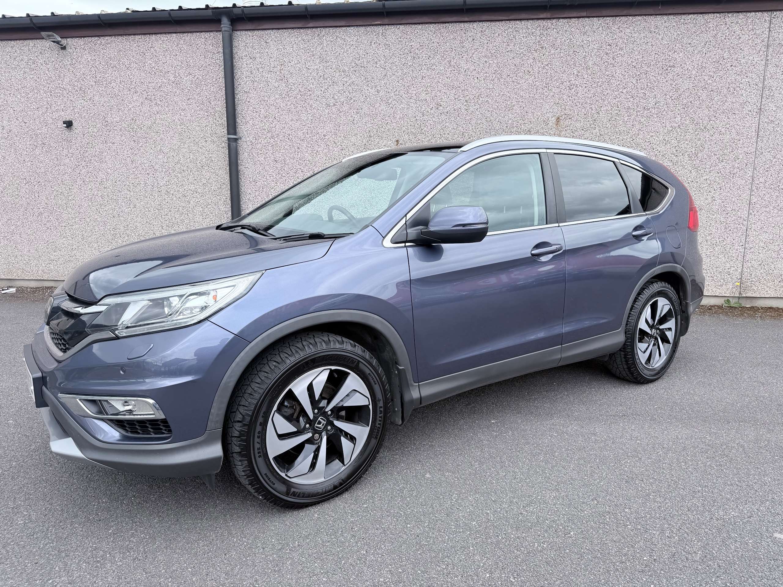 A 2017 HONDA CR-V 1.6 i-DTEC EX SUV 5dr Diesel Manual 4WD Euro 6 (s/s) (160 ps) A 2017 HONDA CR-V 1.6 i-DTEC EX SUV 5dr Diesel Manual 4WD Euro 6 (s/s) (160 ps)