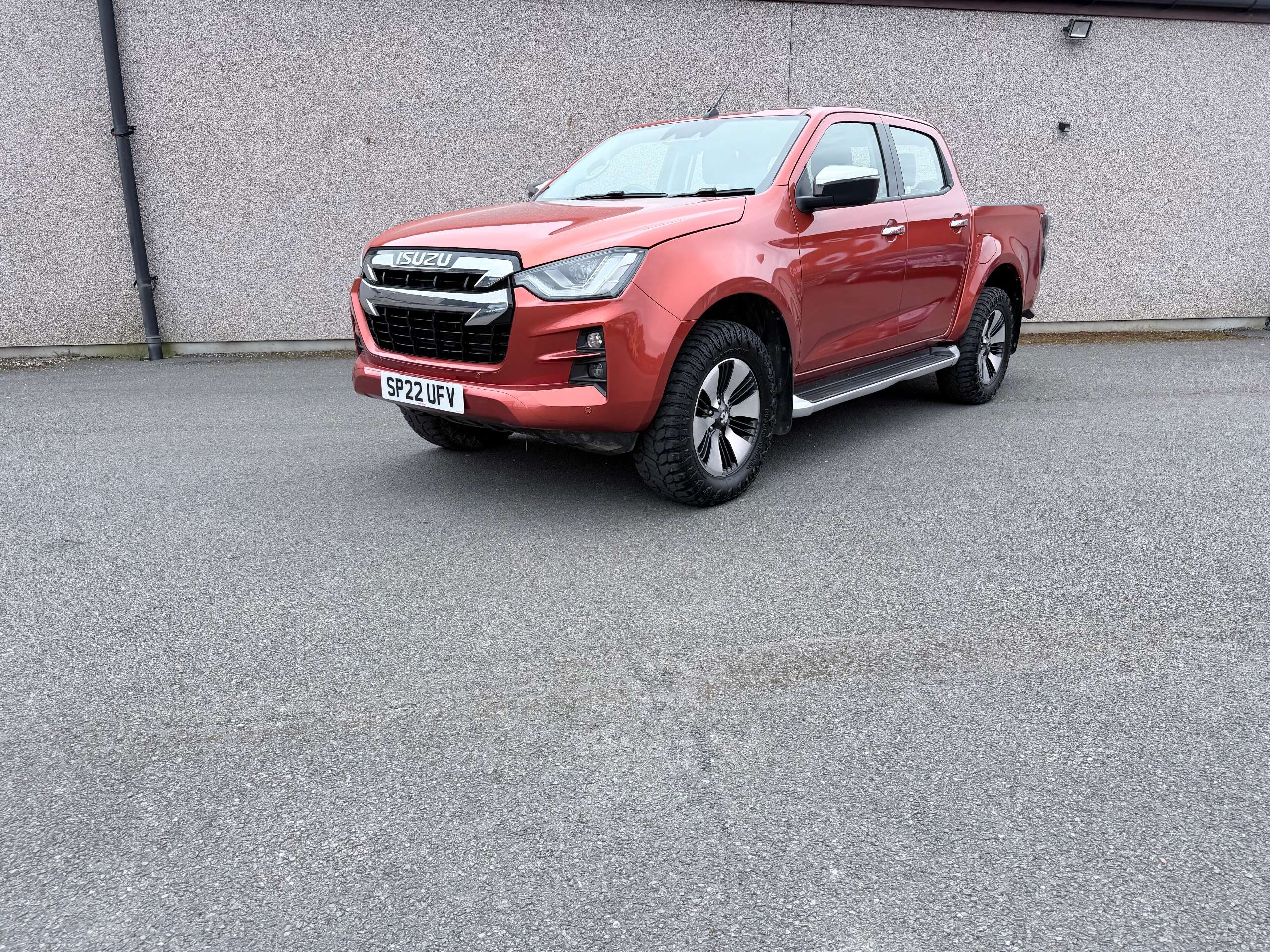 A 2022 ISUZU D-MAX 1.9 TD DL40 Pickup Double Cab 4dr Diesel Auto 4WD Euro 6 (s/s) (164 ps) A 2022 ISUZU D-MAX 1.9 TD DL40 Pickup Double Cab 4dr Diesel Auto 4WD Euro 6 (s/s) (164 ps)