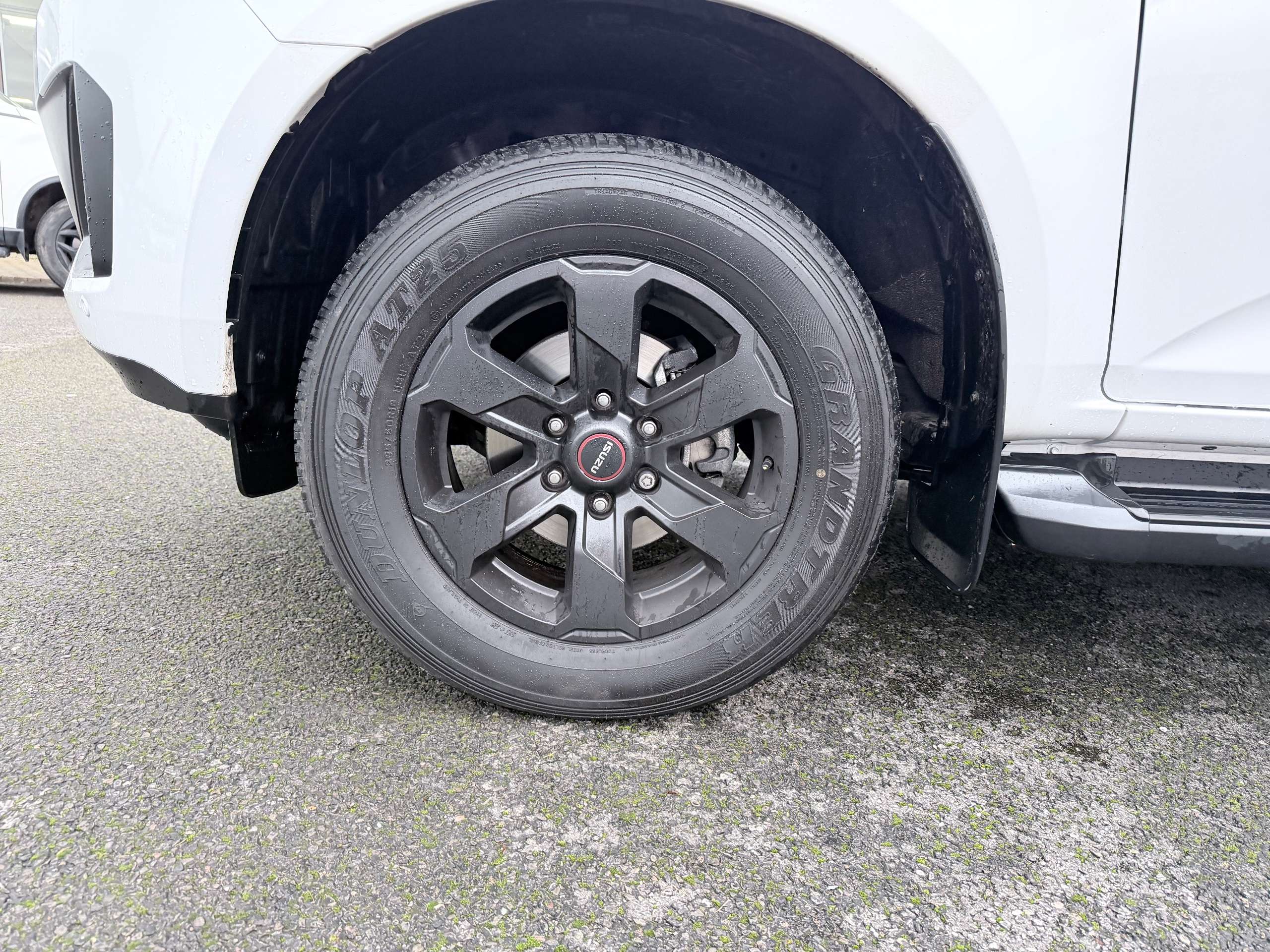 A 2025 ISUZU D-MAX 1.9 TD V-Cross Pickup Double Cab 4dr Diesel Auto 4WD Euro 6 (s/s) (164 ps) A 2025 ISUZU D-MAX 1.9 TD V-Cross Pickup Double Cab 4dr Diesel Auto 4WD Euro 6 (s/s) (164 ps)