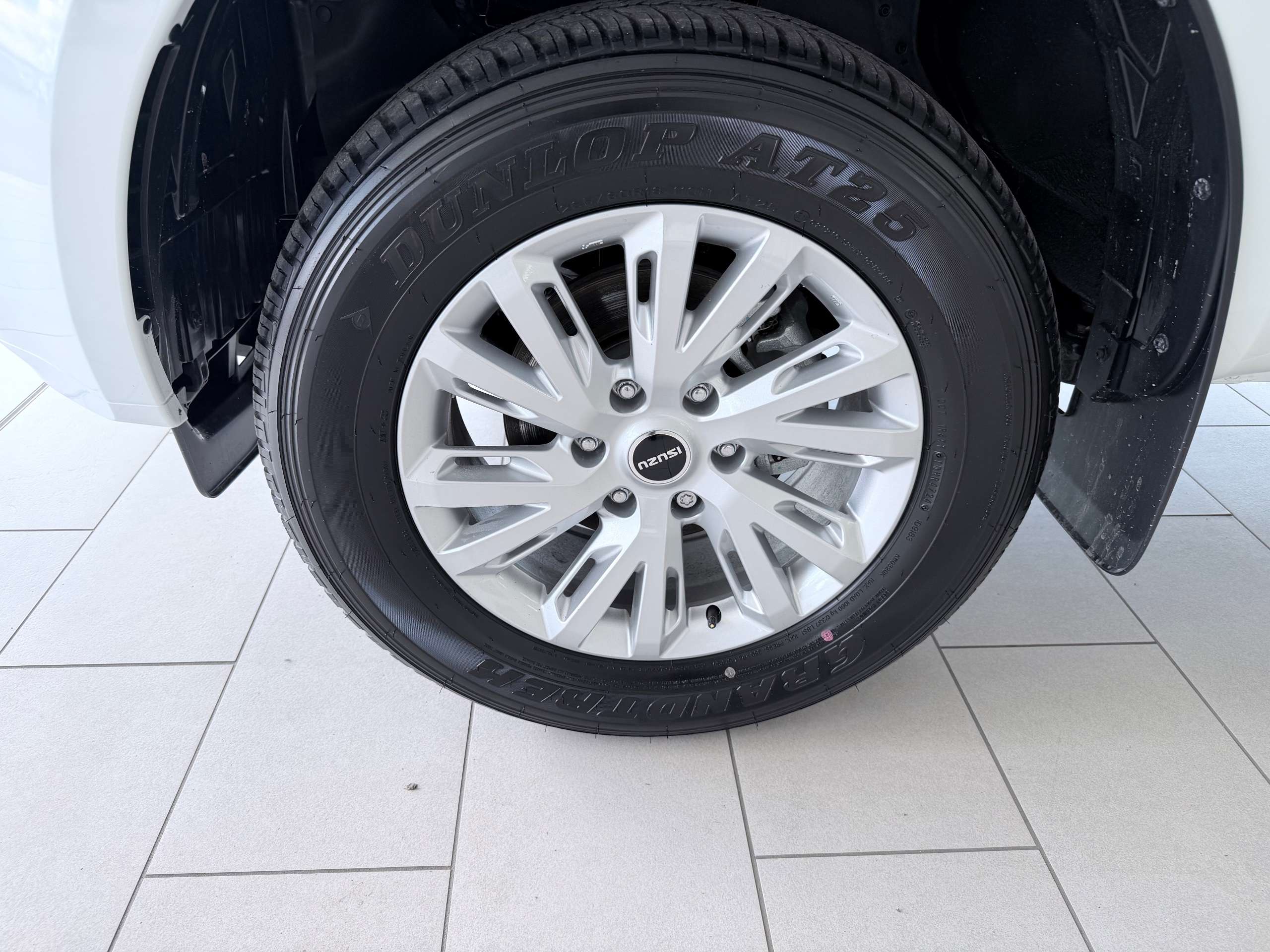A 2025 ISUZU D-MAX 1.9 TD DL20 Pickup Double Cab 4dr Diesel Manual 4WD Euro 6 (s/s) (164 ps) A 2025 ISUZU D-MAX 1.9 TD DL20 Pickup Double Cab 4dr Diesel Manual 4WD Euro 6 (s/s) (164 ps)