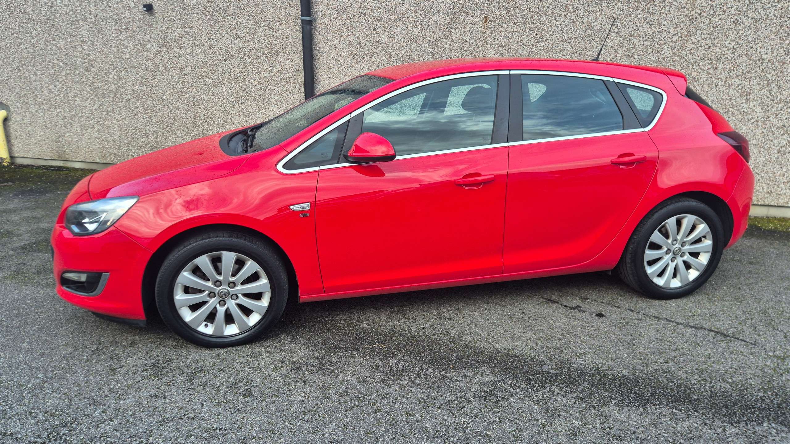 A 2014 VAUXHALL ASTRA 2.0 CDTi Elite Hatchback 5dr Diesel Auto Euro 5 (165 ps) A 2014 VAUXHALL ASTRA 2.0 CDTi Elite Hatchback 5dr Diesel Auto Euro 5 (165 ps)