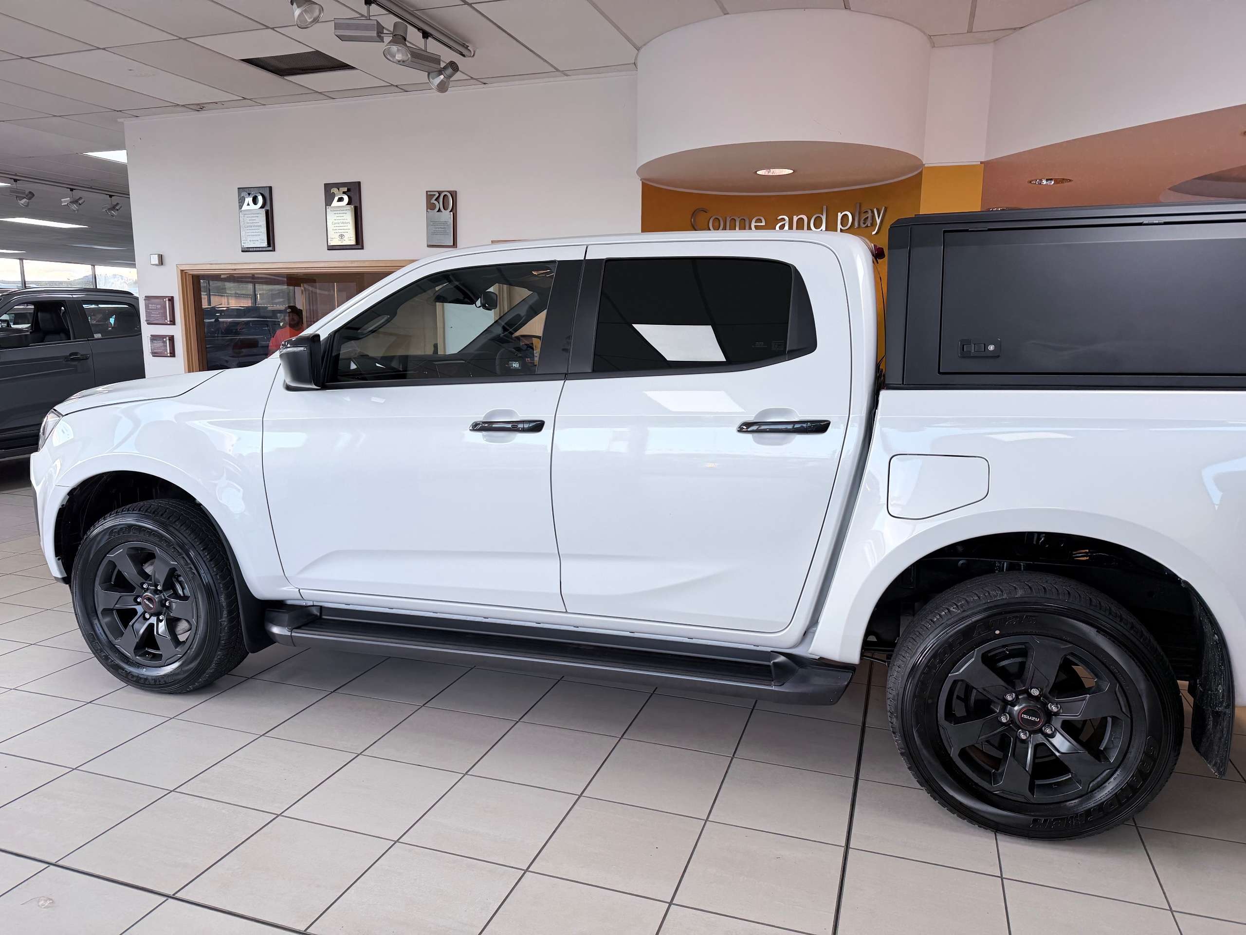 A 2025 ISUZU D-MAX 1.9 TD V-Cross Commercial Pickup 4dr Diesel Auto 4WD Euro 6 (s/s) (164 ps) A 2025 ISUZU D-MAX 1.9 TD V-Cross Commercial Pickup 4dr Diesel Auto 4WD Euro 6 (s/s) (164 ps)