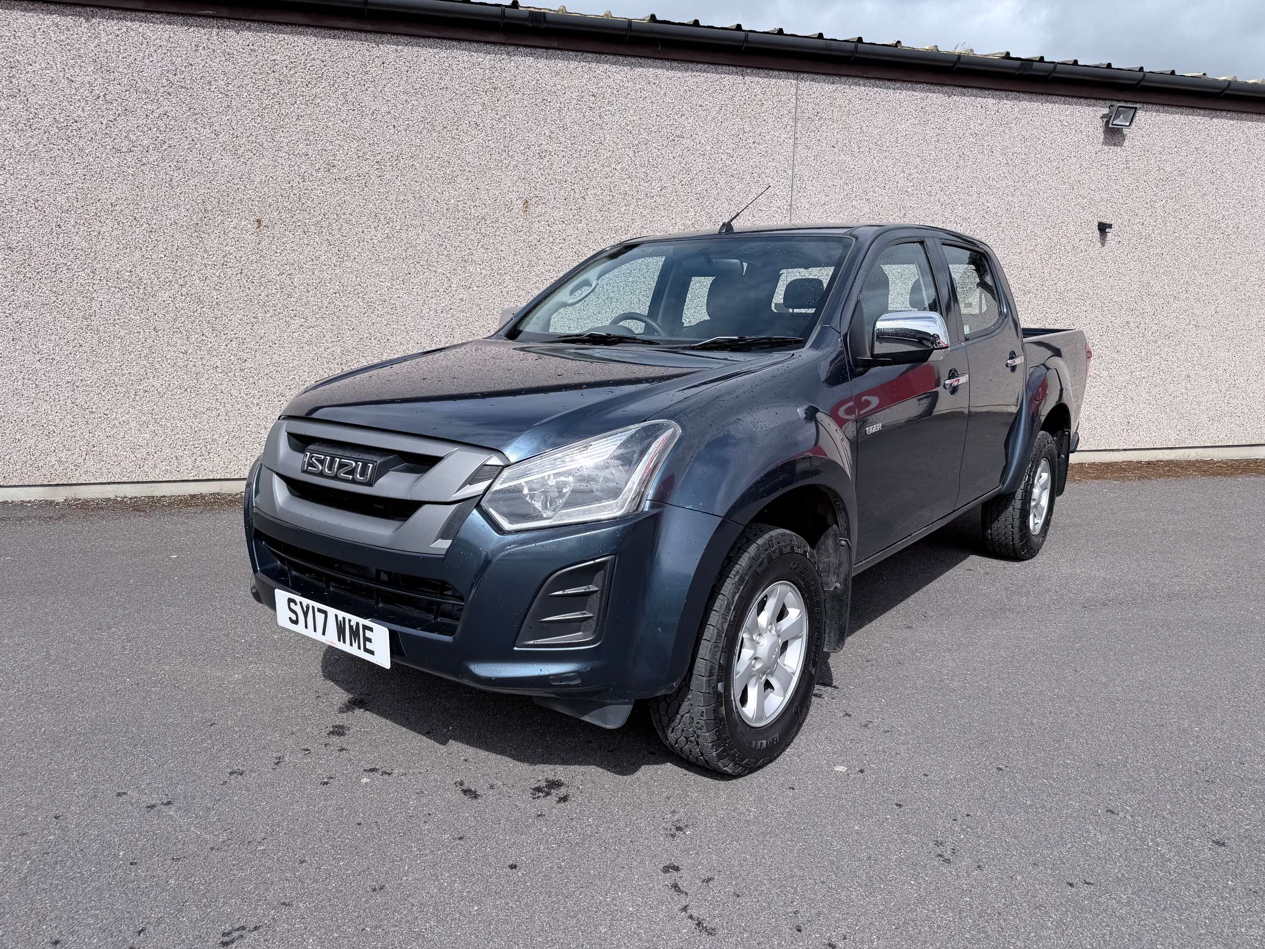 A 2017 ISUZU D-MAX 1.9 TD Eiger Pickup Double Cab 4dr Diesel Auto 4WD Euro 6 (164 ps) A 2017 ISUZU D-MAX 1.9 TD Eiger Pickup Double Cab 4dr Diesel Auto 4WD Euro 6 (164 ps)