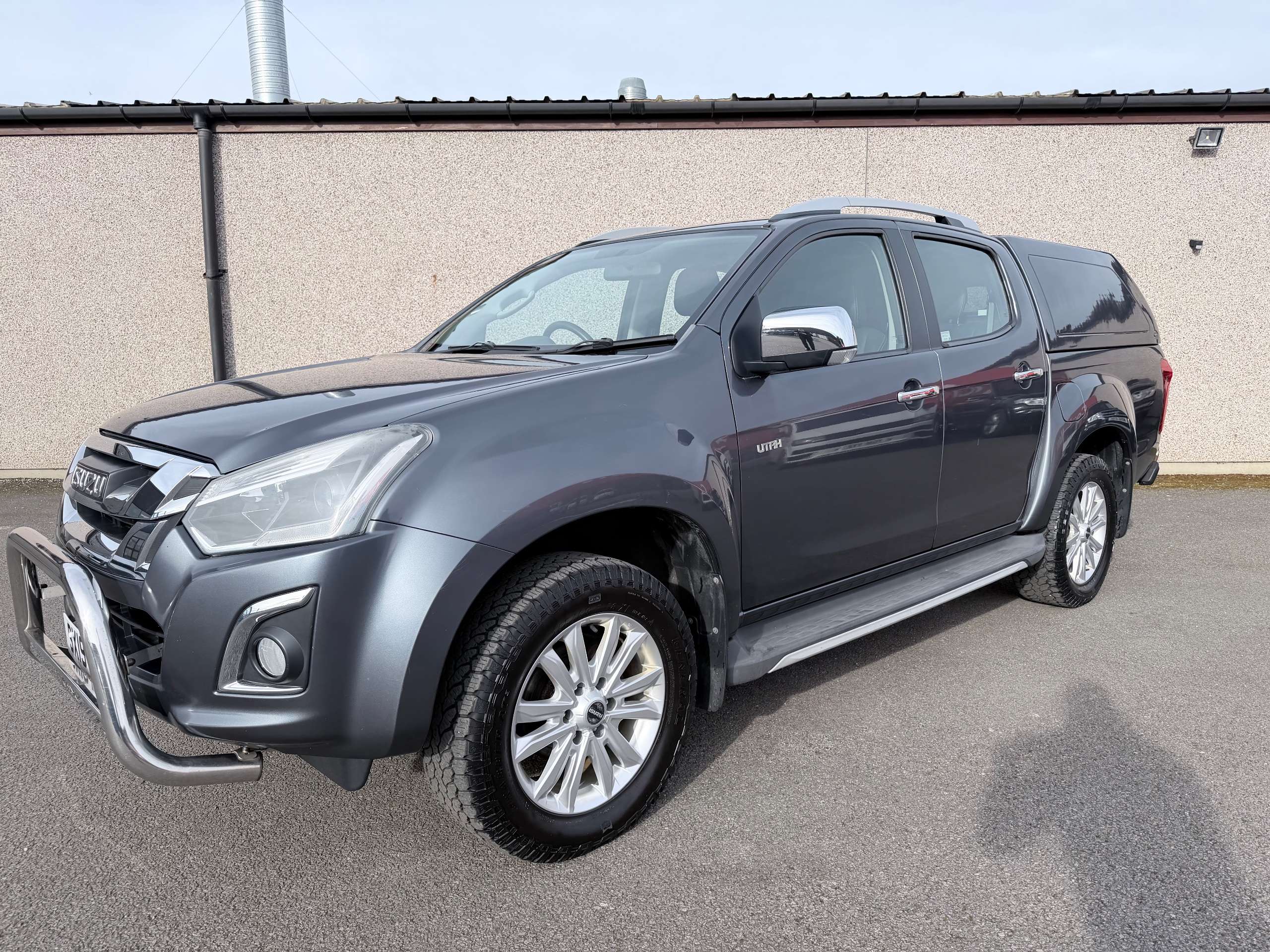 A 2019 ISUZU D-MAX 1.9 TD Utah Pickup Double Cab 4dr Diesel Auto 4WD Euro 6 (164 ps) A 2019 ISUZU D-MAX 1.9 TD Utah Pickup Double Cab 4dr Diesel Auto 4WD Euro 6 (164 ps)