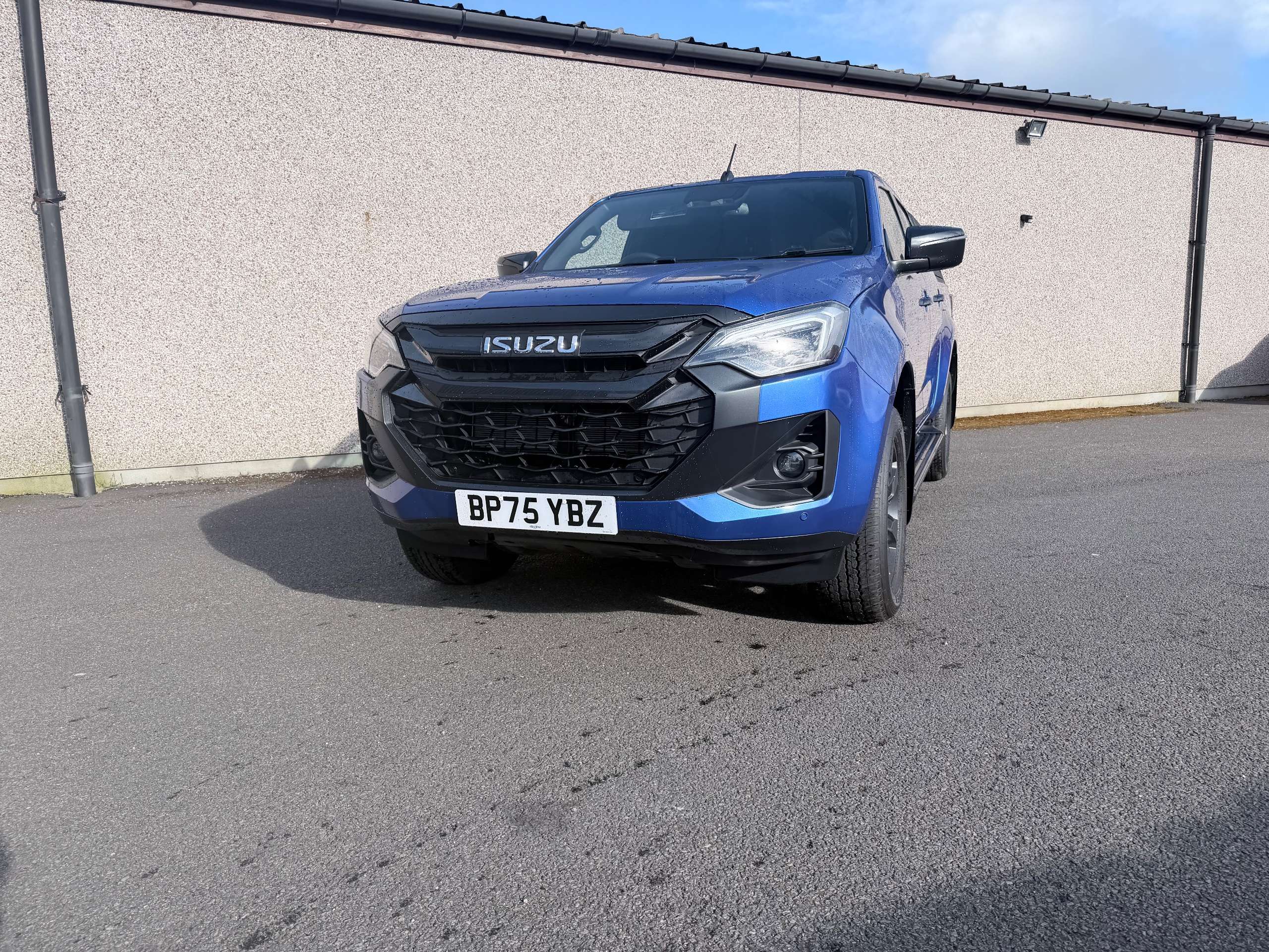 A 2025 ISUZU D-MAX 1.9 TD V-Cross Commercial Pickup 4dr Diesel Auto 4WD Euro 6 (s/s) (164 ps) A 2025 ISUZU D-MAX 1.9 TD V-Cross Commercial Pickup 4dr Diesel Auto 4WD Euro 6 (s/s) (164 ps)