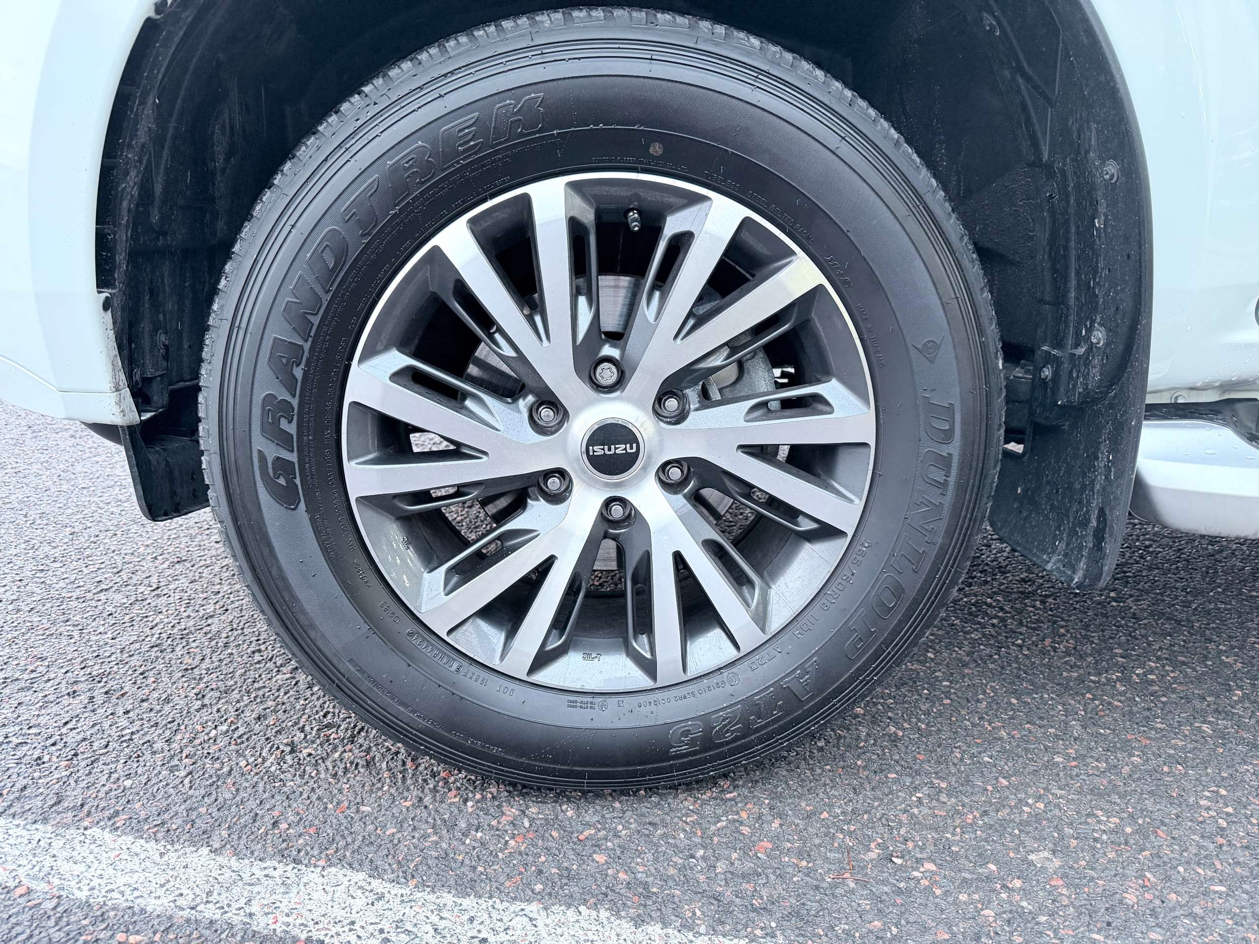 A 2025 ISUZU D-MAX 1.9 TD DL40 Pickup Double Cab 4dr Diesel Manual 4WD Euro 6 (s/s) (164 ps) A 2025 ISUZU D-MAX 1.9 TD DL40 Pickup Double Cab 4dr Diesel Manual 4WD Euro 6 (s/s) (164 ps)