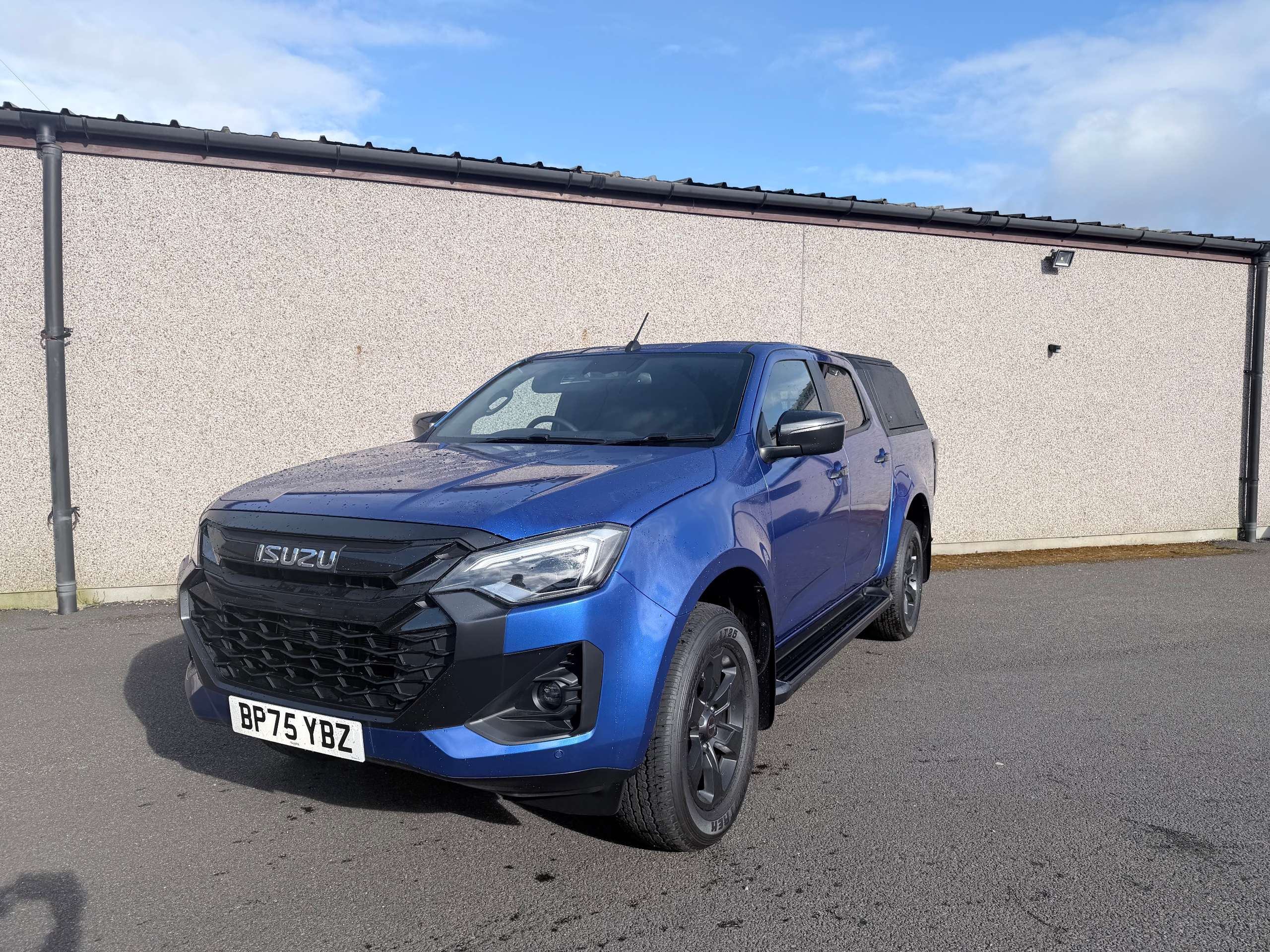 A 2025 ISUZU D-MAX 1.9 TD V-Cross Commercial Pickup 4dr Diesel Auto 4WD Euro 6 (s/s) (164 ps) A 2025 ISUZU D-MAX 1.9 TD V-Cross Commercial Pickup 4dr Diesel Auto 4WD Euro 6 (s/s) (164 ps)