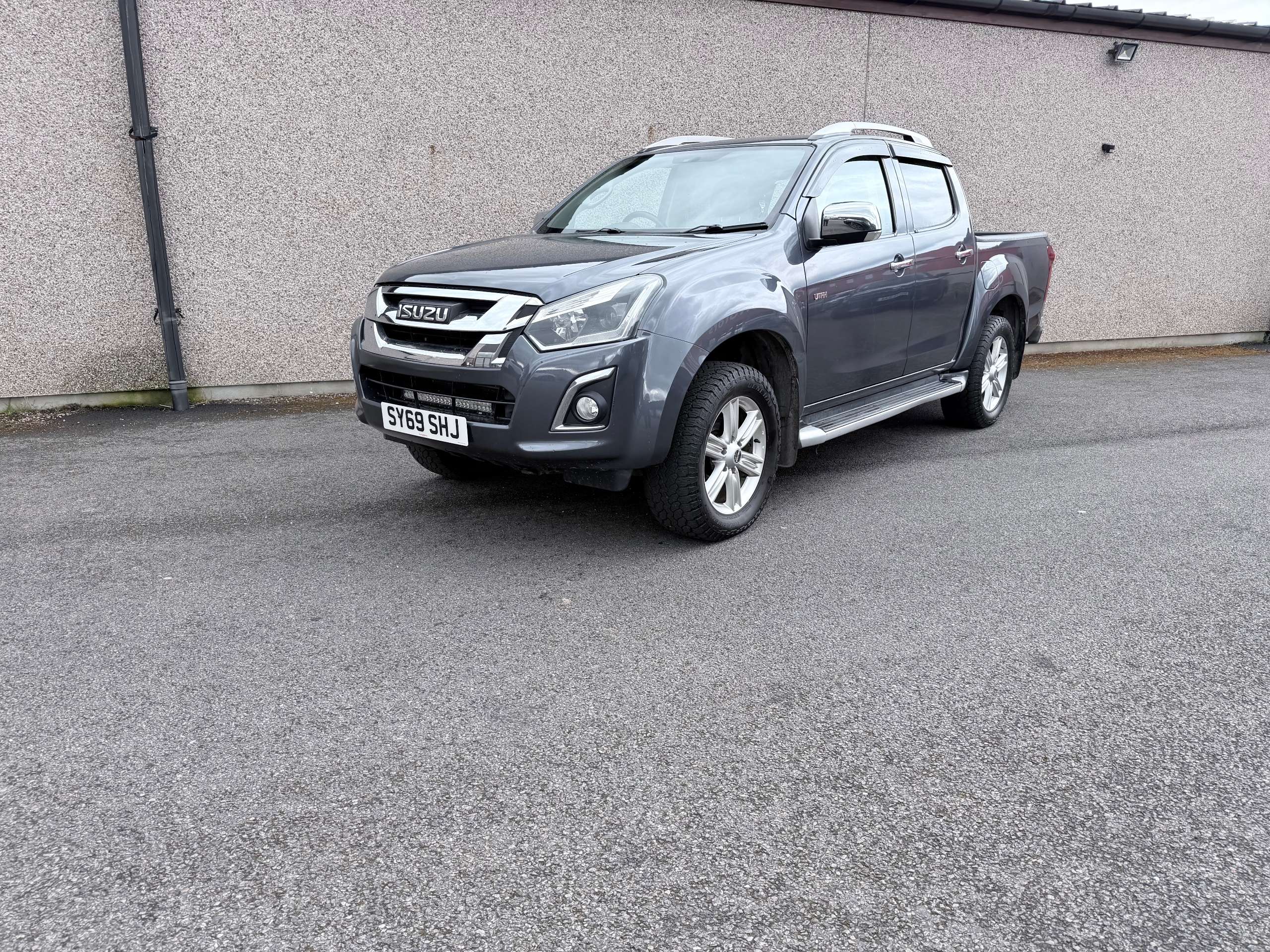 A 2020 ISUZU D-MAX 1.9 TD Utah Pickup Double Cab 4dr Diesel Manual 4WD Euro 6 (164 ps) A 2020 ISUZU D-MAX 1.9 TD Utah Pickup Double Cab 4dr Diesel Manual 4WD Euro 6 (164 ps)