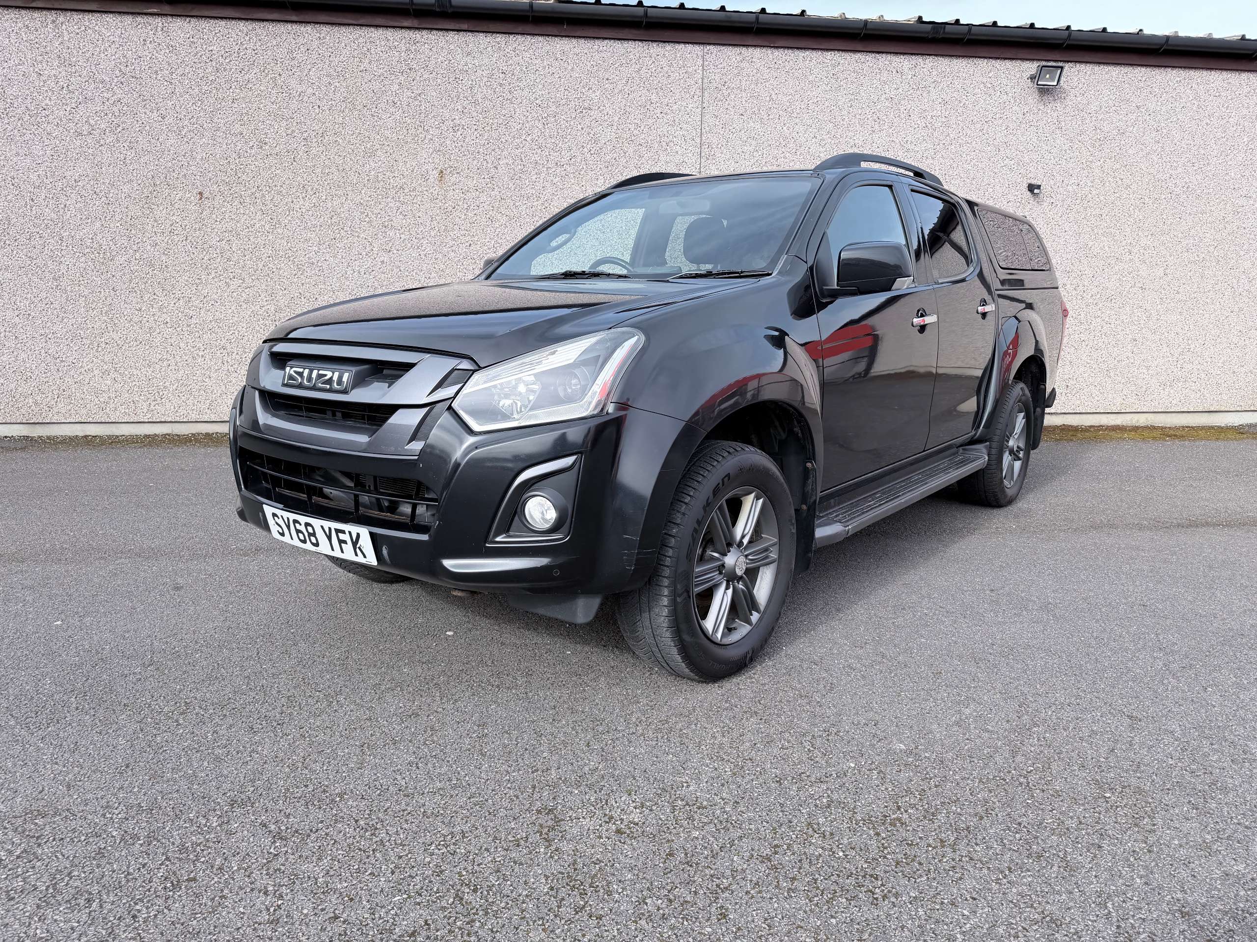 A 2018 ISUZU D-MAX 1.9 TD Blade Pickup Double Cab 4dr Diesel Manual 4WD Euro 6 (164 ps) A 2018 ISUZU D-MAX 1.9 TD Blade Pickup Double Cab 4dr Diesel Manual 4WD Euro 6 (164 ps)