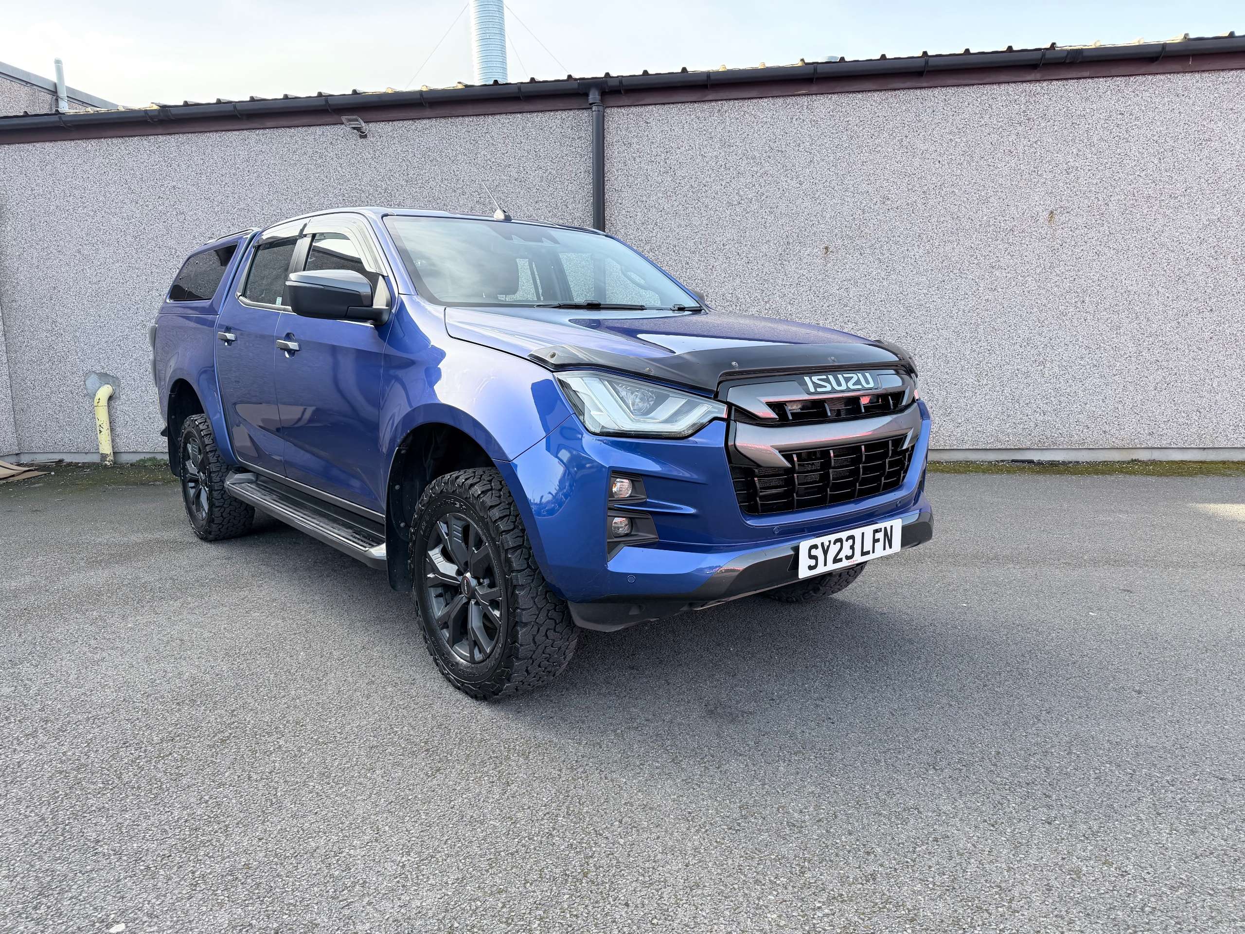 A 2023 ISUZU D-MAX 1.9 TD V-Cross Pickup Double Cab 4dr Diesel Auto 4WD Euro 6 (s/s) (164 ps) A 2023 ISUZU D-MAX 1.9 TD V-Cross Pickup Double Cab 4dr Diesel Auto 4WD Euro 6 (s/s) (164 ps)