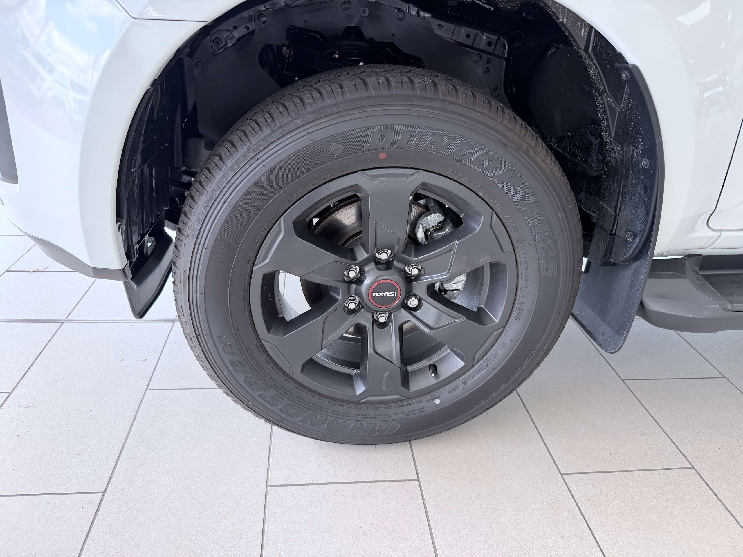 A 2025 ISUZU D-MAX 1.9 TD V-Cross Pickup Double Cab 4dr Diesel Manual 4WD Euro 6 (s/s) (164 ps) A 2025 ISUZU D-MAX 1.9 TD V-Cross Pickup Double Cab 4dr Diesel Manual 4WD Euro 6 (s/s) (164 ps)
