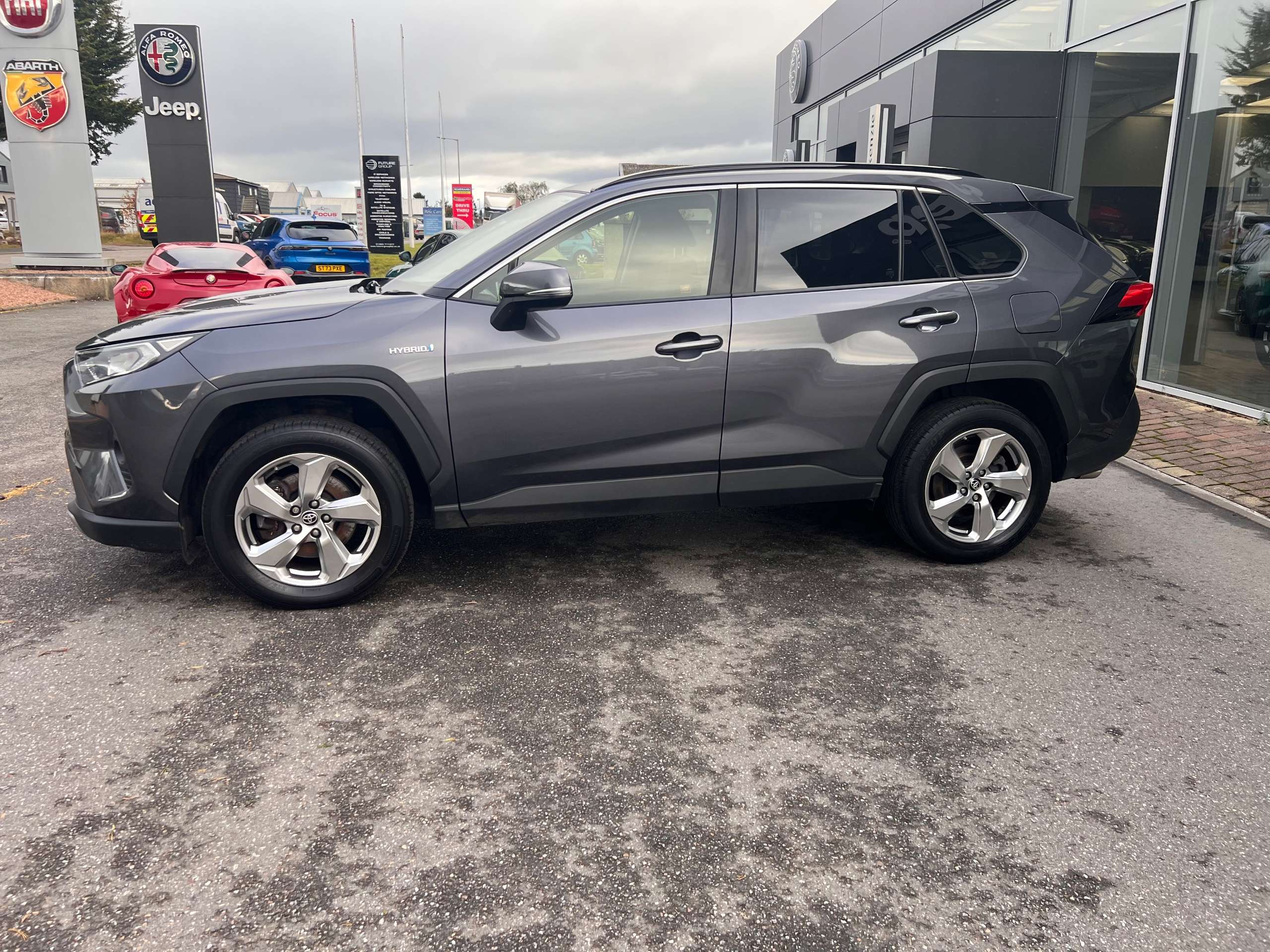 A 2020 TOYOTA RAV4 2.5 VVT-h Design SUV 5dr Petrol Hybrid CVT 4WD Euro 6 (s/s) (222 ps) A 2020 TOYOTA RAV4 2.5 VVT-h Design SUV 5dr Petrol Hybrid CVT 4WD Euro 6 (s/s) (222 ps)