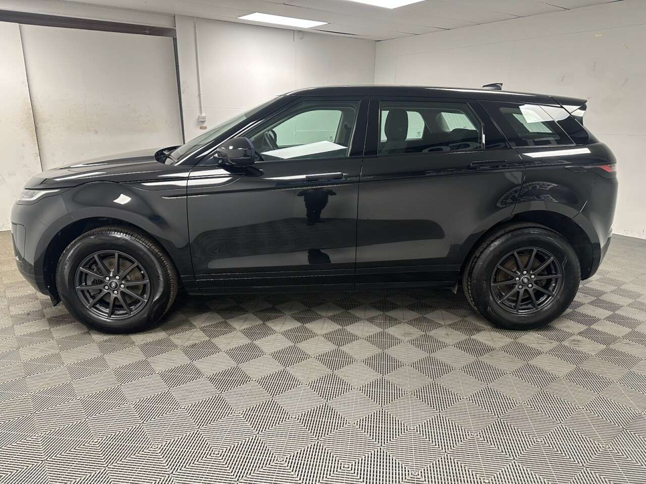 A 2020 LAND ROVER RANGE ROVER EVOQUE 2.0 D150 SUV 5dr Diesel Manual FWD Euro 6 (s/s) (150 ps) DAB Radio, Air Con A 2020 LAND ROVER RANGE ROVER EVOQUE 2.0 D150 SUV 5dr Diesel Manual FWD Euro 6 (s/s) (150 ps) DAB Radio, Air Con