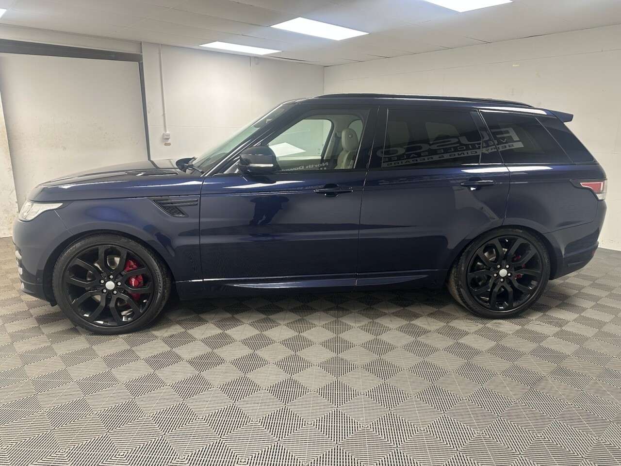 A 2017 LAND ROVER RANGE ROVER SP HSE TDV6 A 3.0 SD V6 Autobiography Dynamic SUV 5dr Diesel Auto 4WD Euro 6 (s/s) (306 p A 2017 LAND ROVER RANGE ROVER SP HSE TDV6 A 3.0 SD V6 Autobiography Dynamic SUV 5dr Diesel Auto 4WD Euro 6 (s/s) (306 p