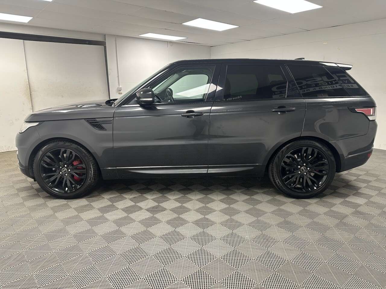 A 2017 LAND ROVER RANGE ROVER SPORT 3.0 SD V6 HSE Dynamic SUV 5dr Diesel Auto 4WD Euro 6 (s/s) (306 ps) Heated A 2017 LAND ROVER RANGE ROVER SPORT 3.0 SD V6 HSE Dynamic SUV 5dr Diesel Auto 4WD Euro 6 (s/s) (306 ps) Heated