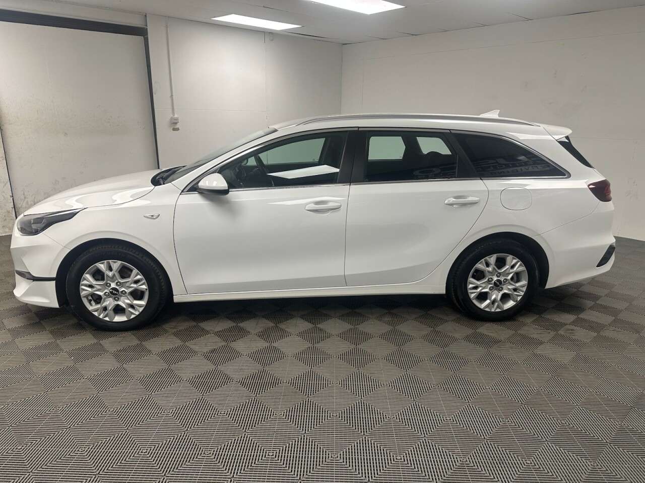 A 2022 KIA CEED 1.0 T-GDi 2 Sportswagon 5dr Petrol Manual Euro 6 (s/s) (118 bhp) Android Au A 2022 KIA CEED 1.0 T-GDi 2 Sportswagon 5dr Petrol Manual Euro 6 (s/s) (118 bhp) Android Au