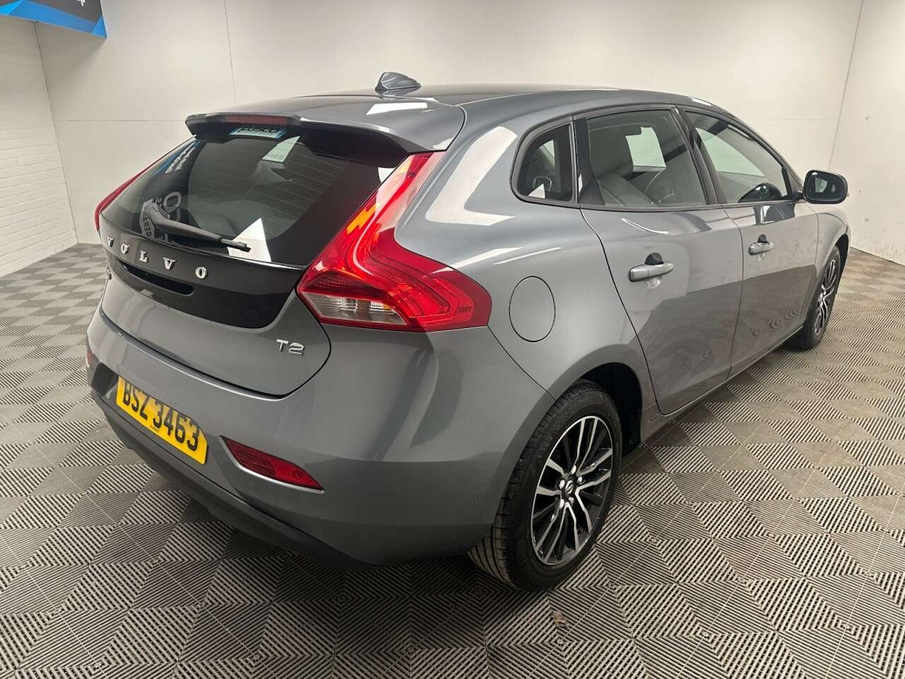 2017 VOLVO V40 2017 VOLVO V40